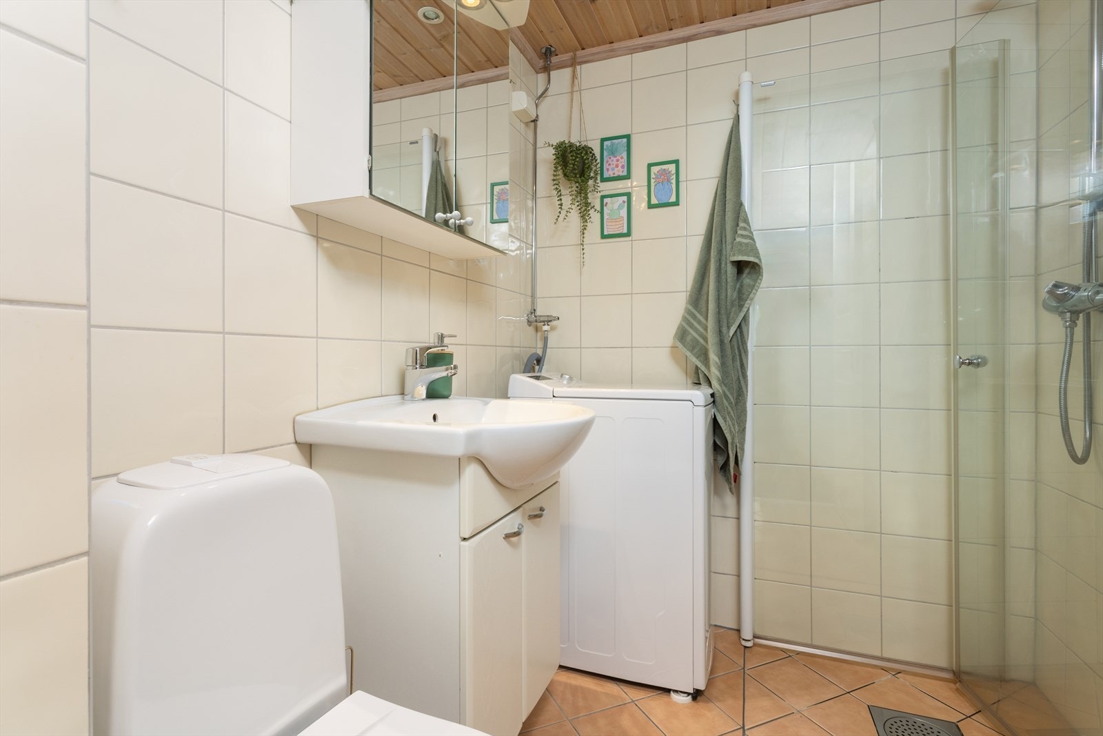 Badet har fliselagt vegger og fliselagt gulv med elektriske varmekabler. Galleribilde