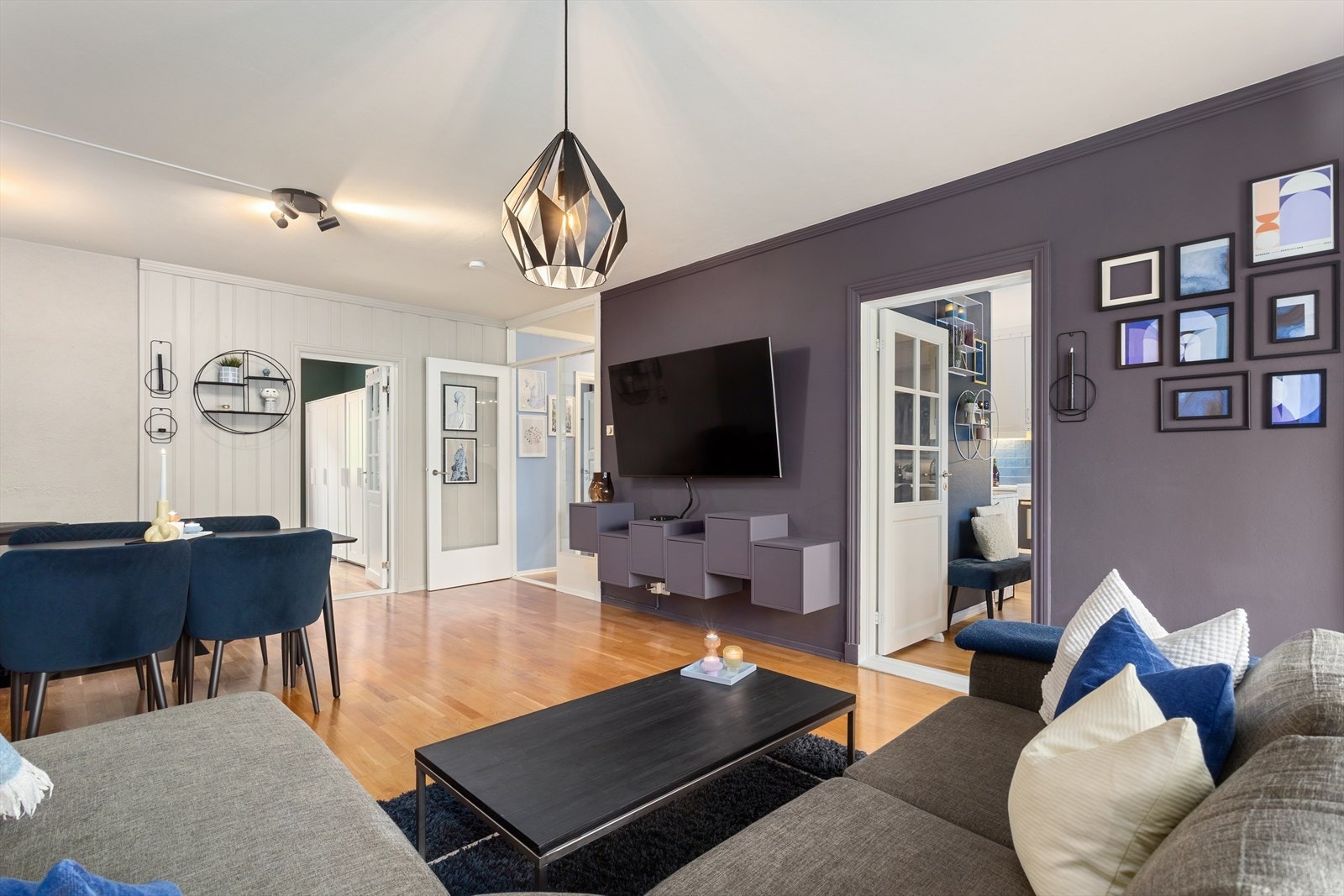 Stuen har plass til å innrede med både sofa- og spisegruppe. Galleribilde