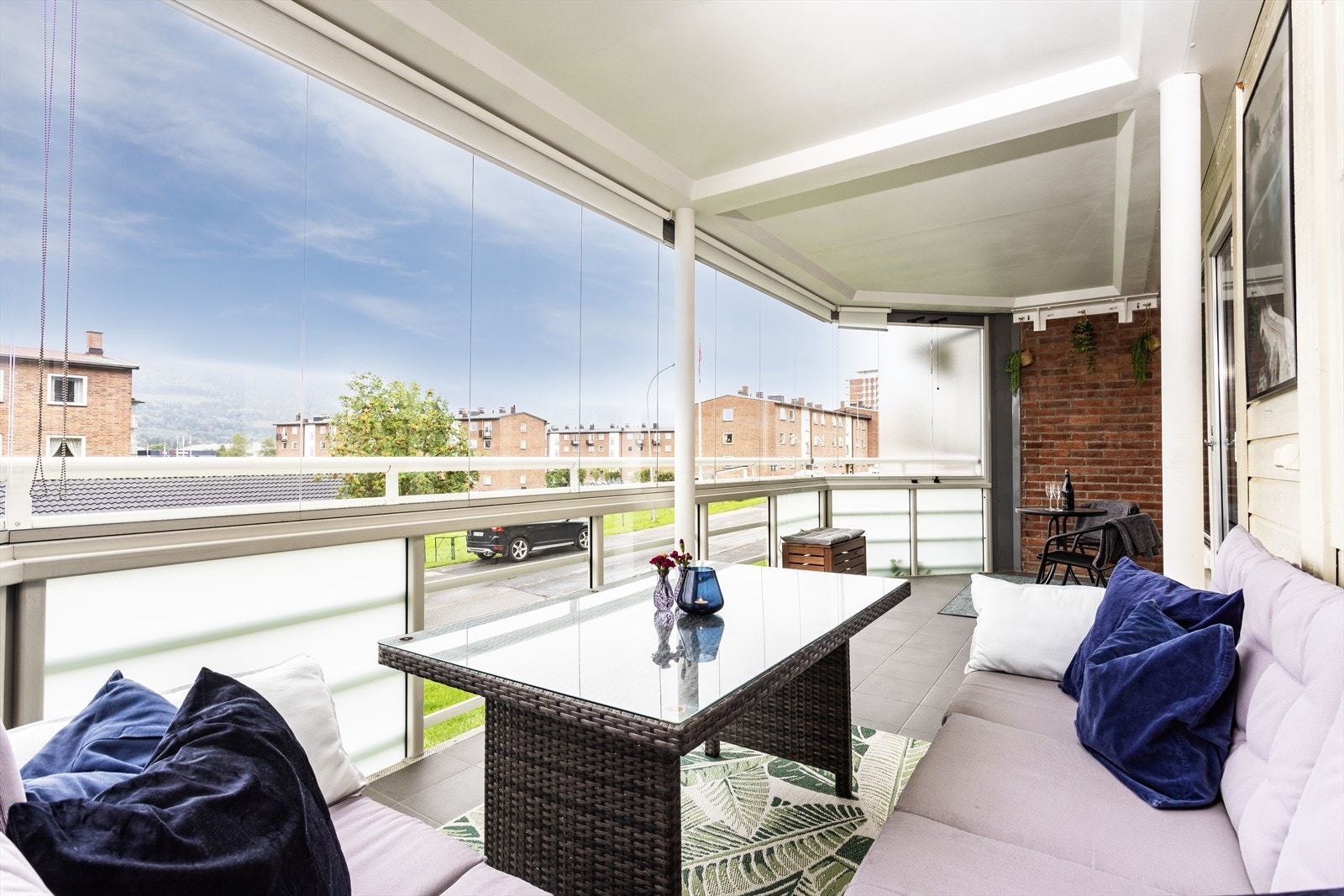 Fra stuen er det utgang til leilighetens balkong. Galleribilde
