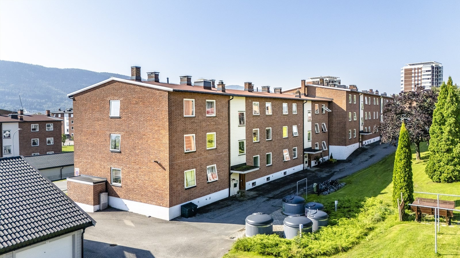 Umiddelbar nærhet til bussholdeplass med hyppige avganger mot sentrum. Galleribilde