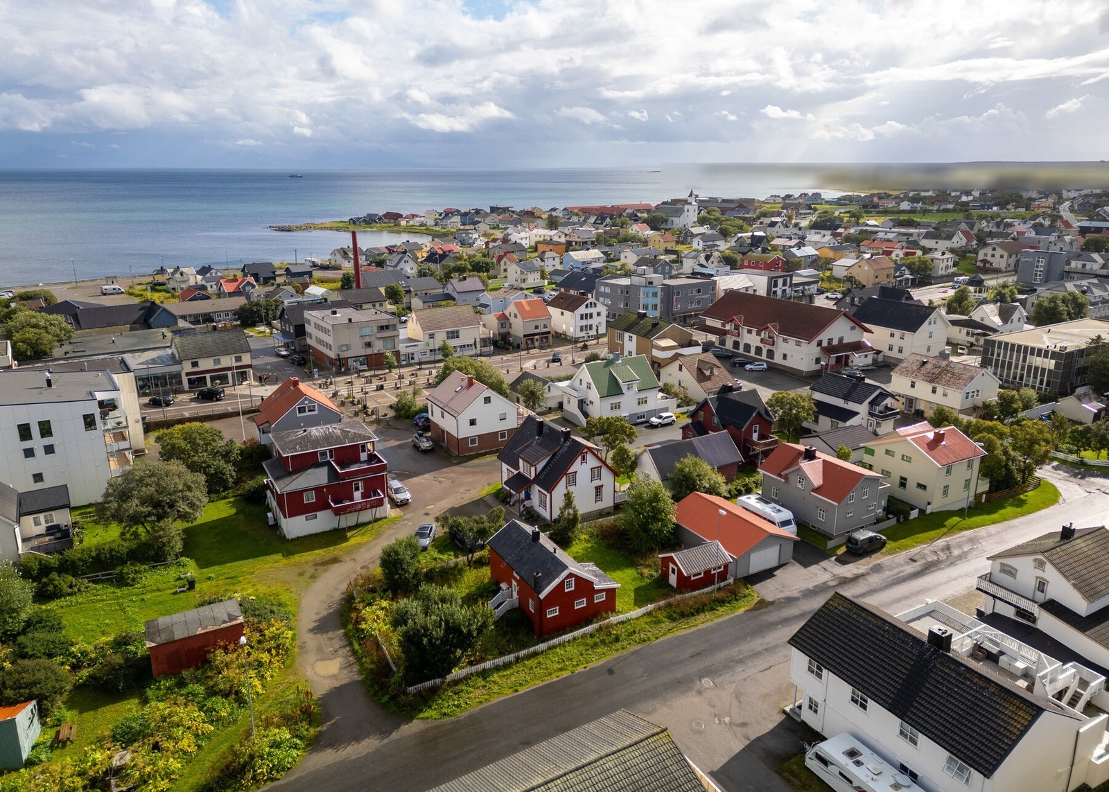 Eiendommen ligger i et sentrumsnært og etablert boligområde på Andenes. Galleribilde