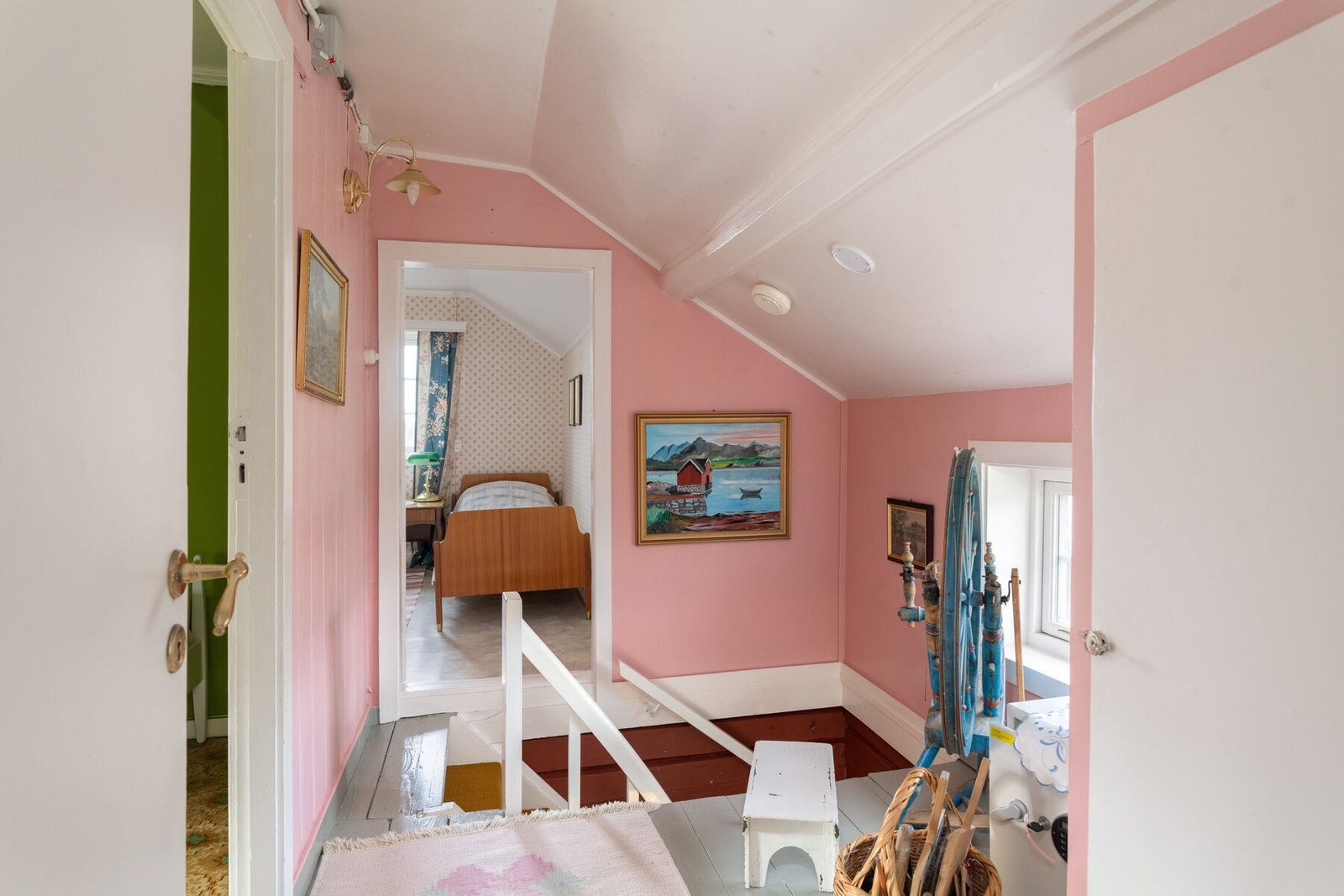 Gang i 2. etasje som leder til boligens tre soverom. Galleribilde