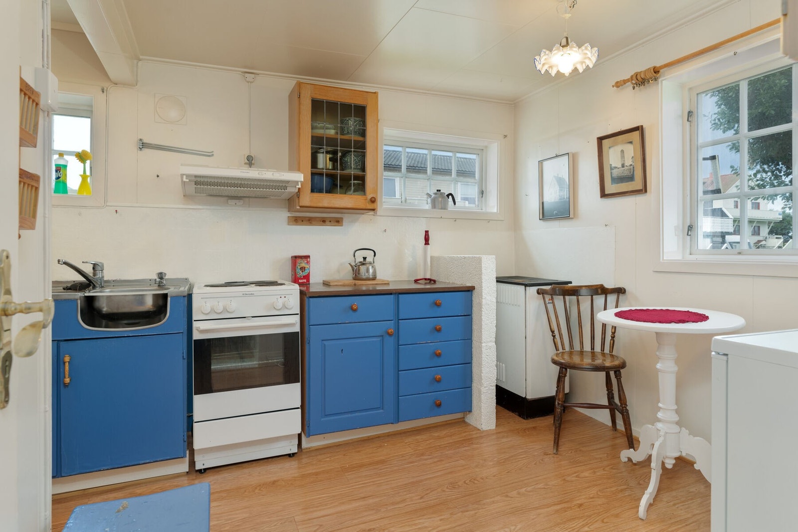 Kjøkkenet ligger adskilt fra stuen og har en eldre, enkel innredning. Galleribilde