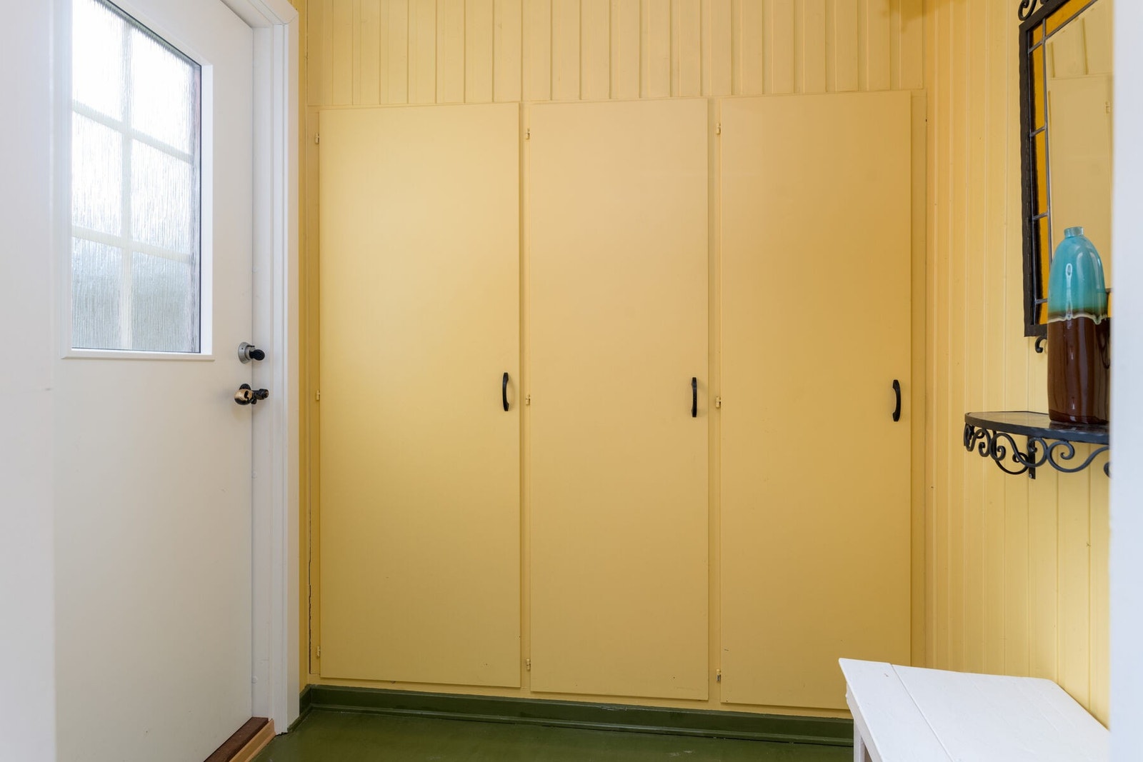 Yttergangen har plassbygde skap som sørger for god oppbevaring av yttertøy. Galleribilde