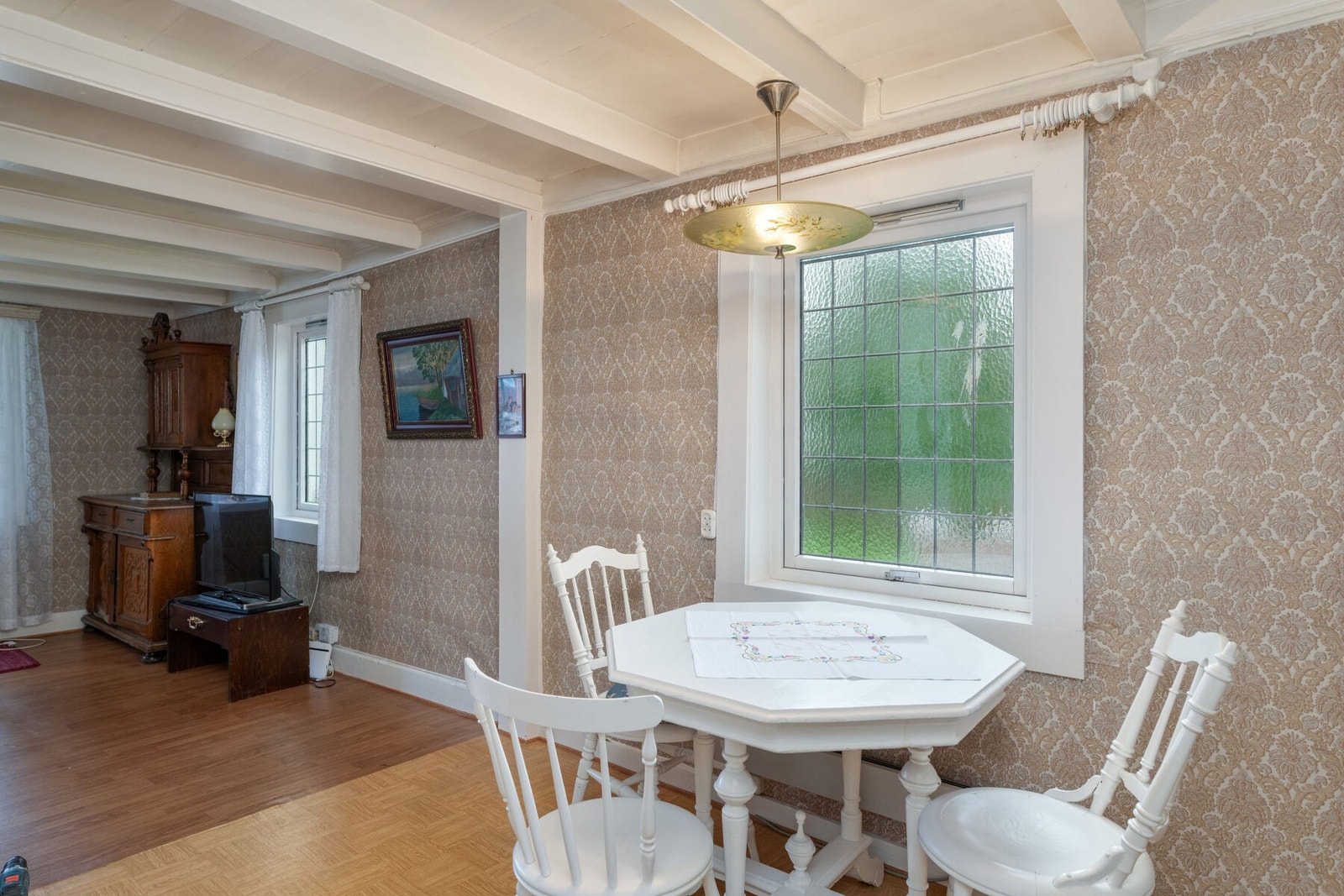 Takbjelker, listverk og vinduer er med på å gi boligen et sjarmerende preg. Galleribilde