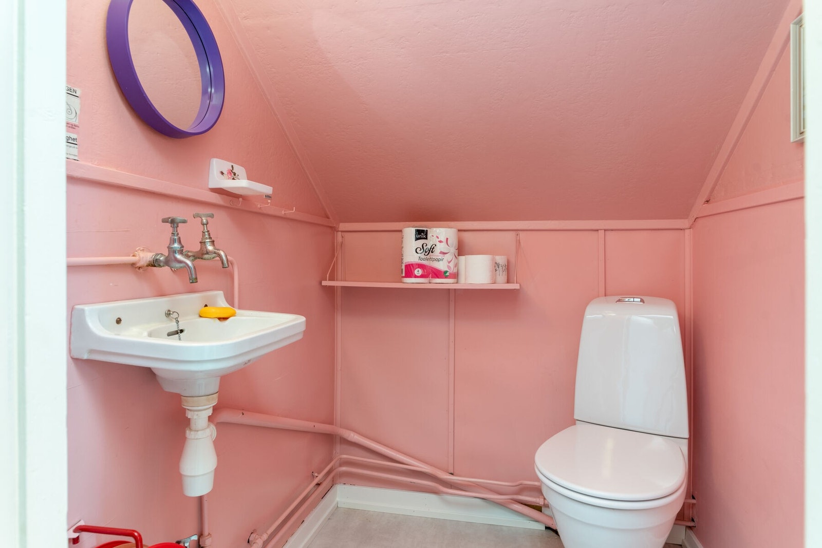 Toalettrom med wc og servant. Galleribilde