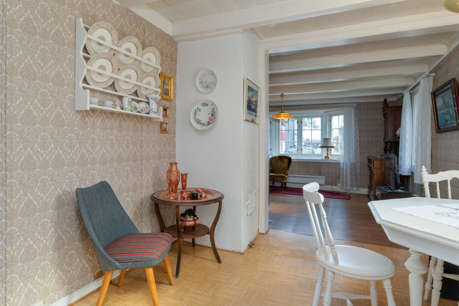 Stuen har plass til flere møbleringssoner som spisestue og sofakrok. Galleribilde