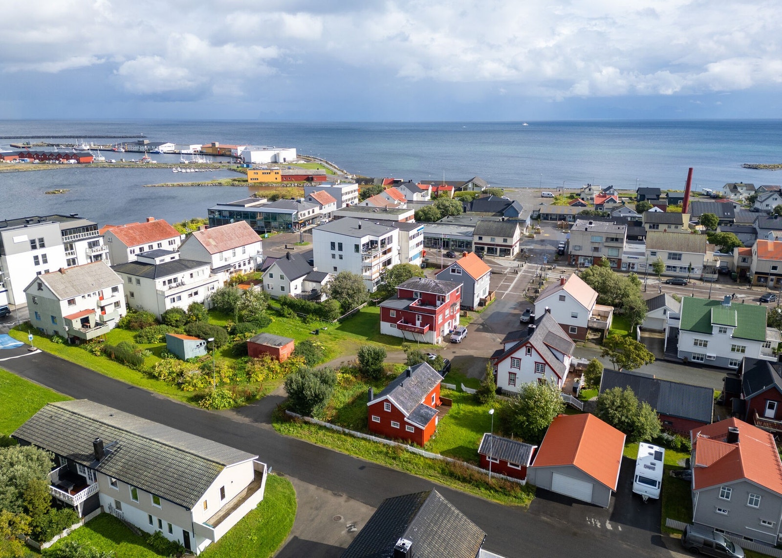 Eiendommen sett fra lufta og nærområdet rundt. Galleribilde