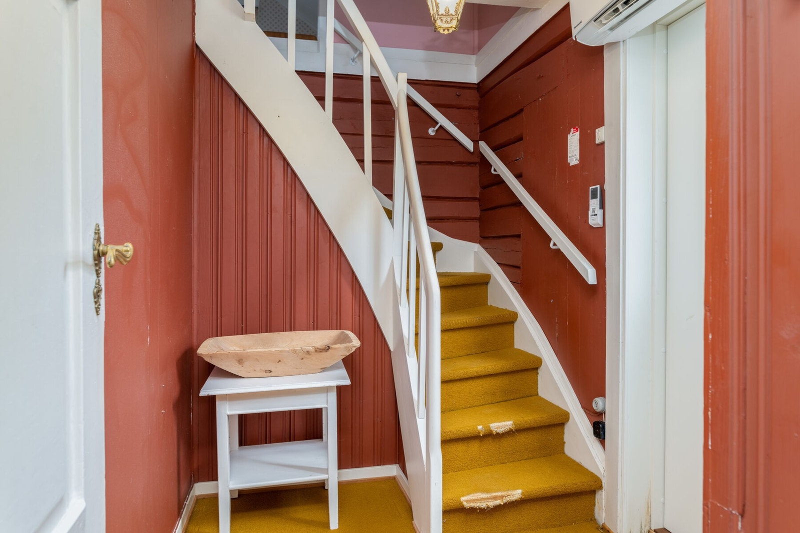 Gang ved stuen med egen bi-inngang. Herfra er det adkomst til 2. etasje. Galleribilde