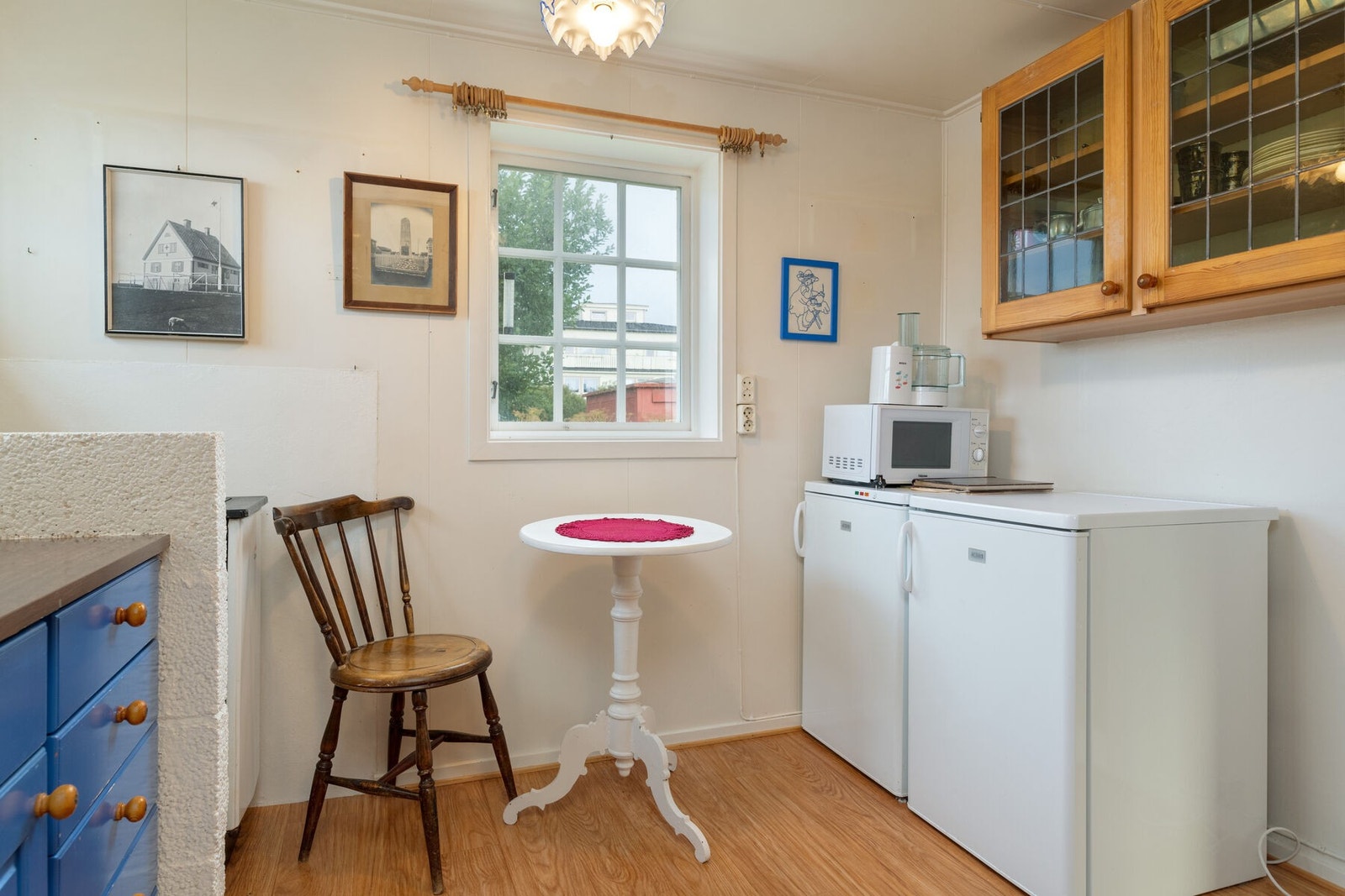 Kjøkkenet har plass til frittstående hvitevarer. Galleribilde