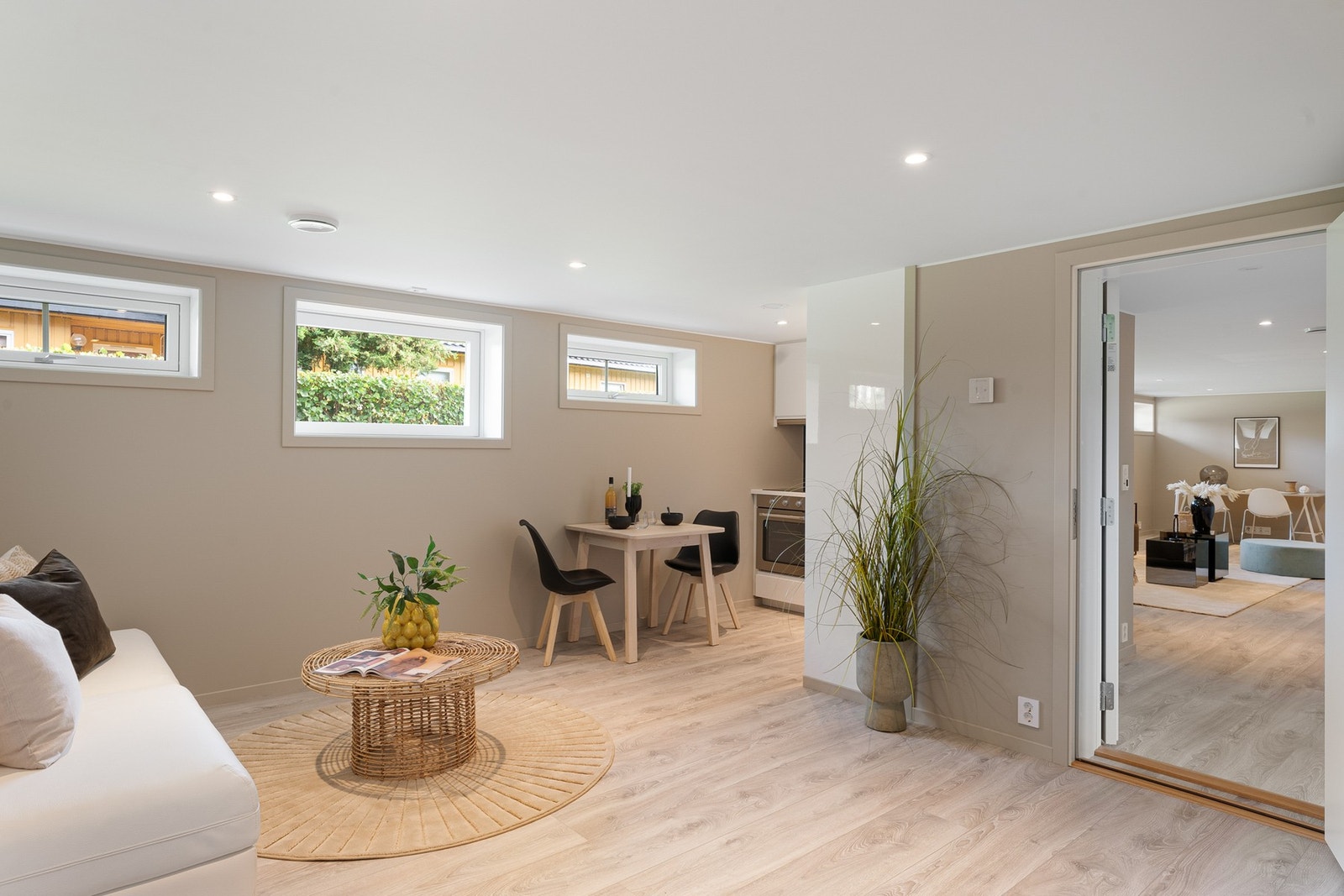 Inngang til hybel med doble dører til hoveddel Galleribilde