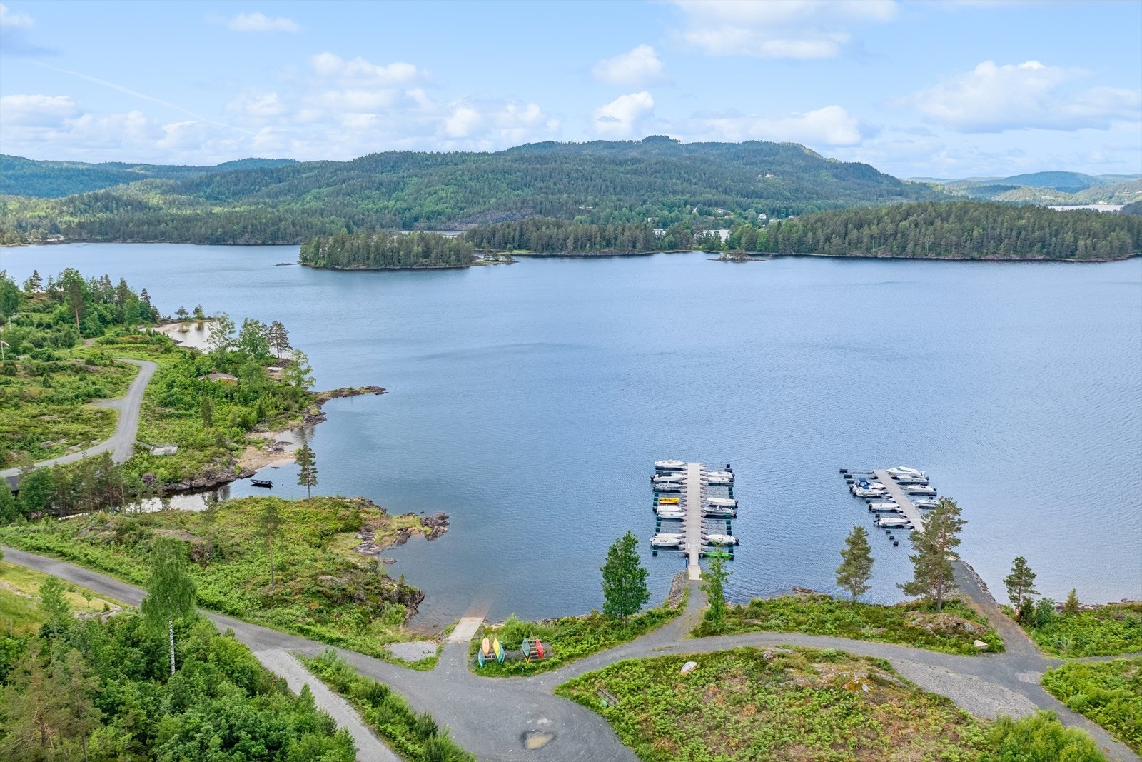 Tokevann med båter, sandstrand og øyer Galleribilde