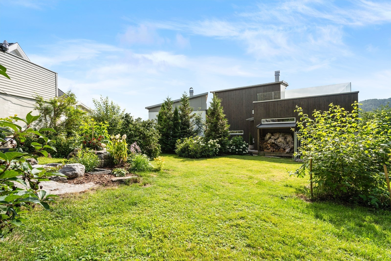 Stor hage med gressplen og mye boltreplass for de minste eller firebente. Galleribilde