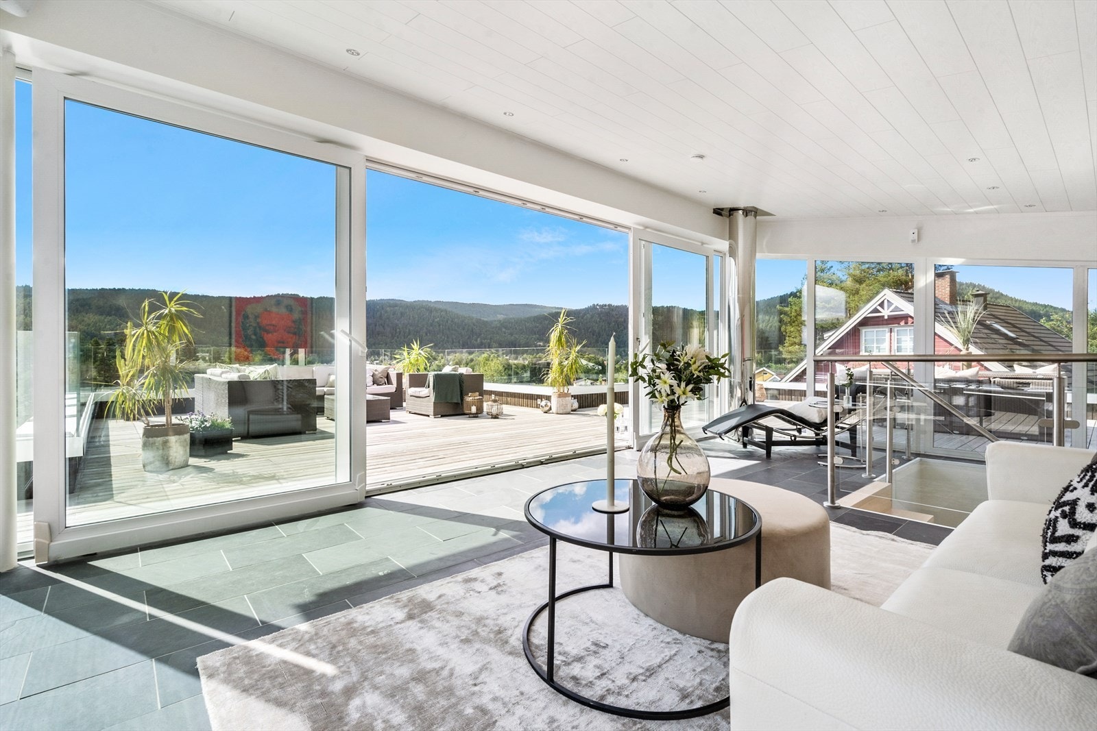 Takterrassen har en pent innredet vinterhage med skyvedører, som gjør at terrassen føles som en forlengelse av stuen. Galleribilde