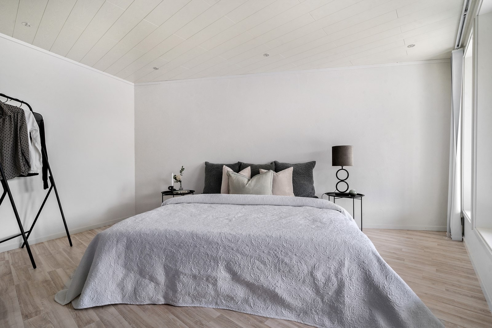 Soverommet i underetasjen er malt i duse farger som gir rommet en behagelig stemning og har god plass til seng og garderobeløsning. Galleribilde