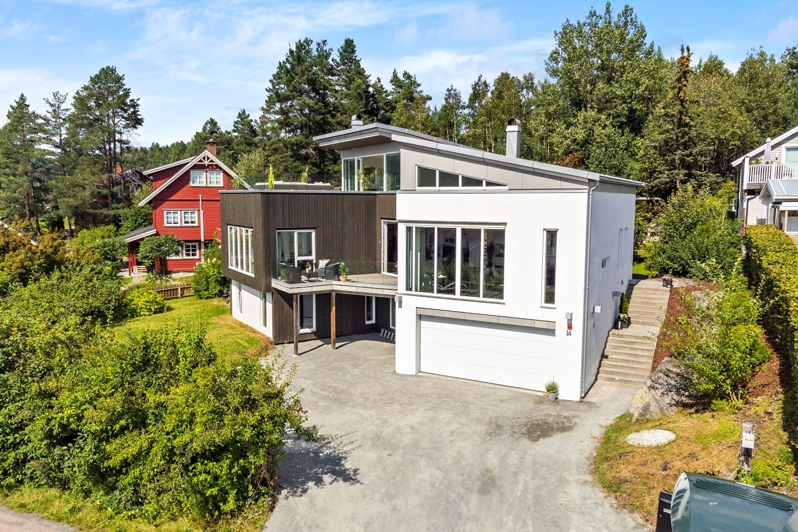 En stor og arkitektonisk enebolig på hele 368 kvm og 145 kvm terrasse og balkongarealer i funkisstil med stilren utforming, gjennomtenkte og tidsriktige løsninger og et moderne design som gir et svært godt totalinntrykk. Galleribilde