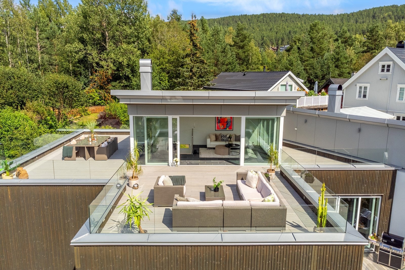 Takterrassen kan møbleres med flere møbleringssoner og en kan invitere hele vennegjengen til en uforglemmelig sommerkveld. Galleribilde