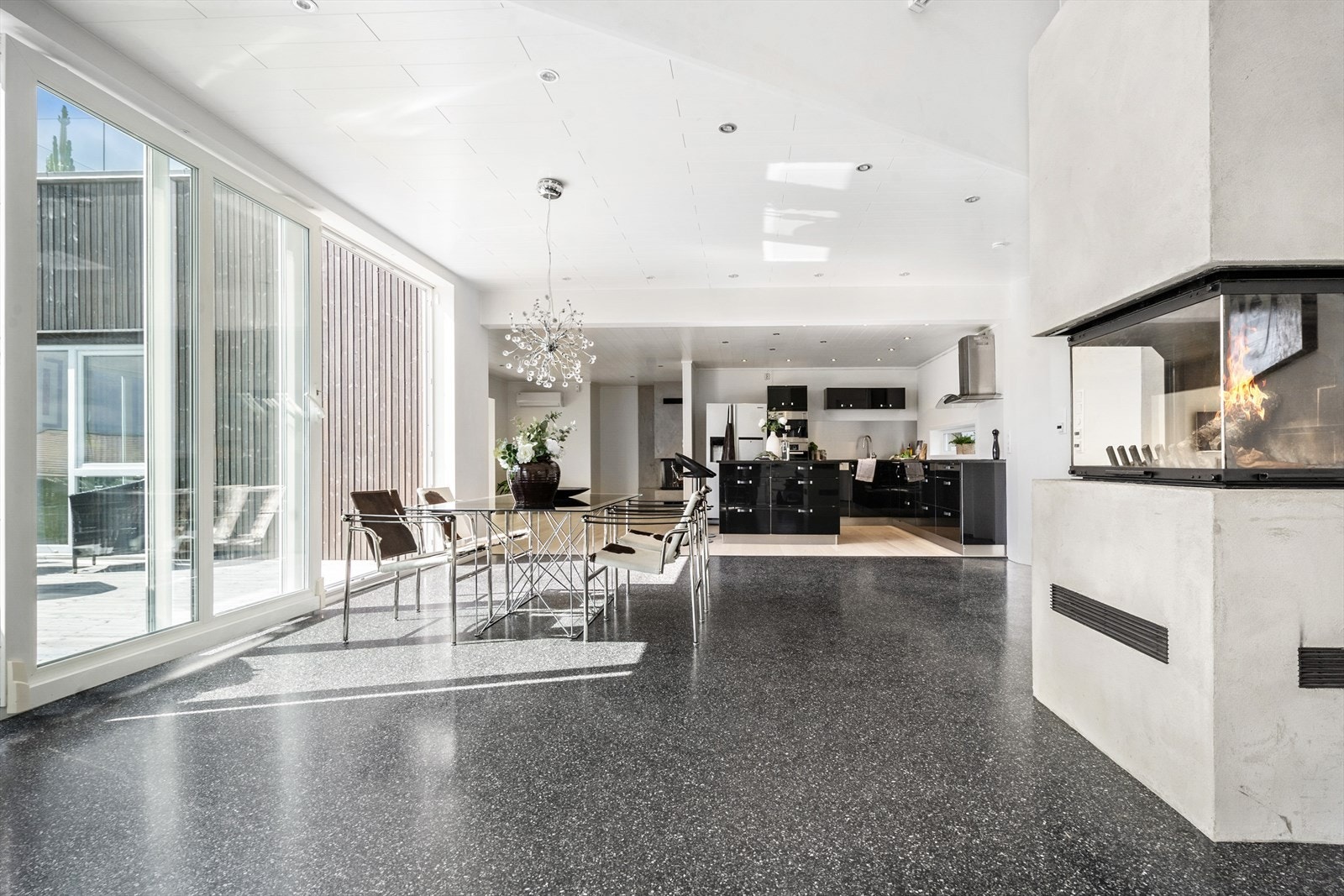 En naturlig plassering for et større spisebord ved kjøkkenet, der hele familien eller vennegjengen kan inviteres over. Galleribilde