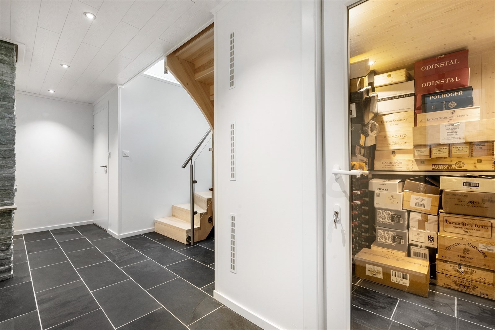 Boligen har det perfekte vin rommet for vinentusiasten i familien, rommet har plassbygde hyller med plass til hele vinsamlingen. Galleribilde