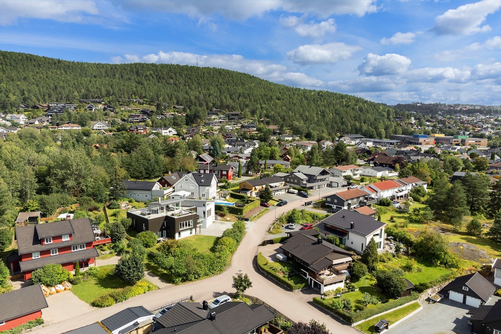 Velkommen til denne høyst moderne eneboligen på Raumyr! Galleribilde