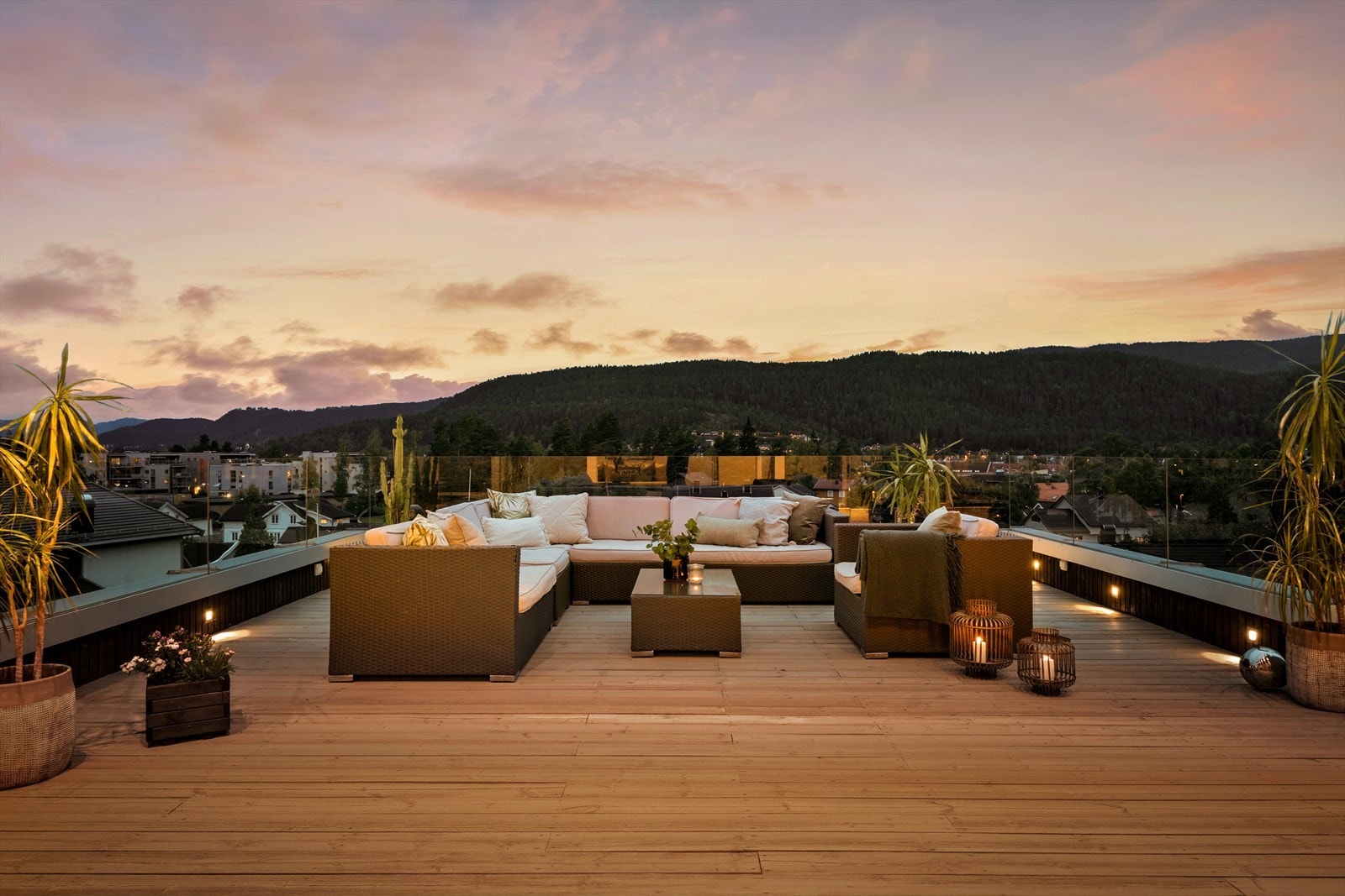 Boligen har en gjennomtenkt og velfungerende planløsning som går over 2 plan, i tillegg til takterrasse med vinterhage. Galleribilde