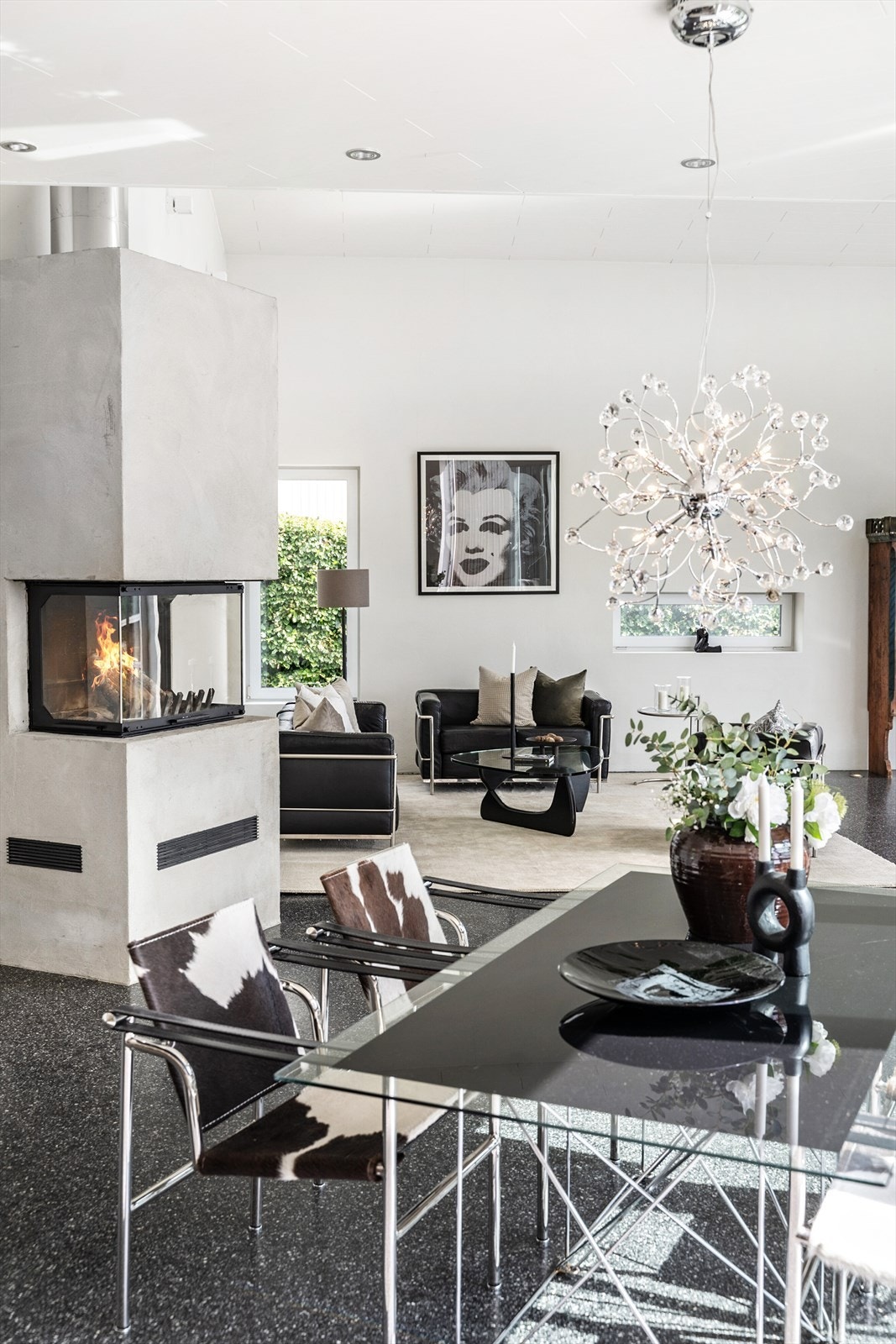 I stuen finnes en stemningsfull og lun peis i mikrosement med glassflater i flere retninger, som gir god varme til etasjen og en koselig stemningsfølelse. Galleribilde