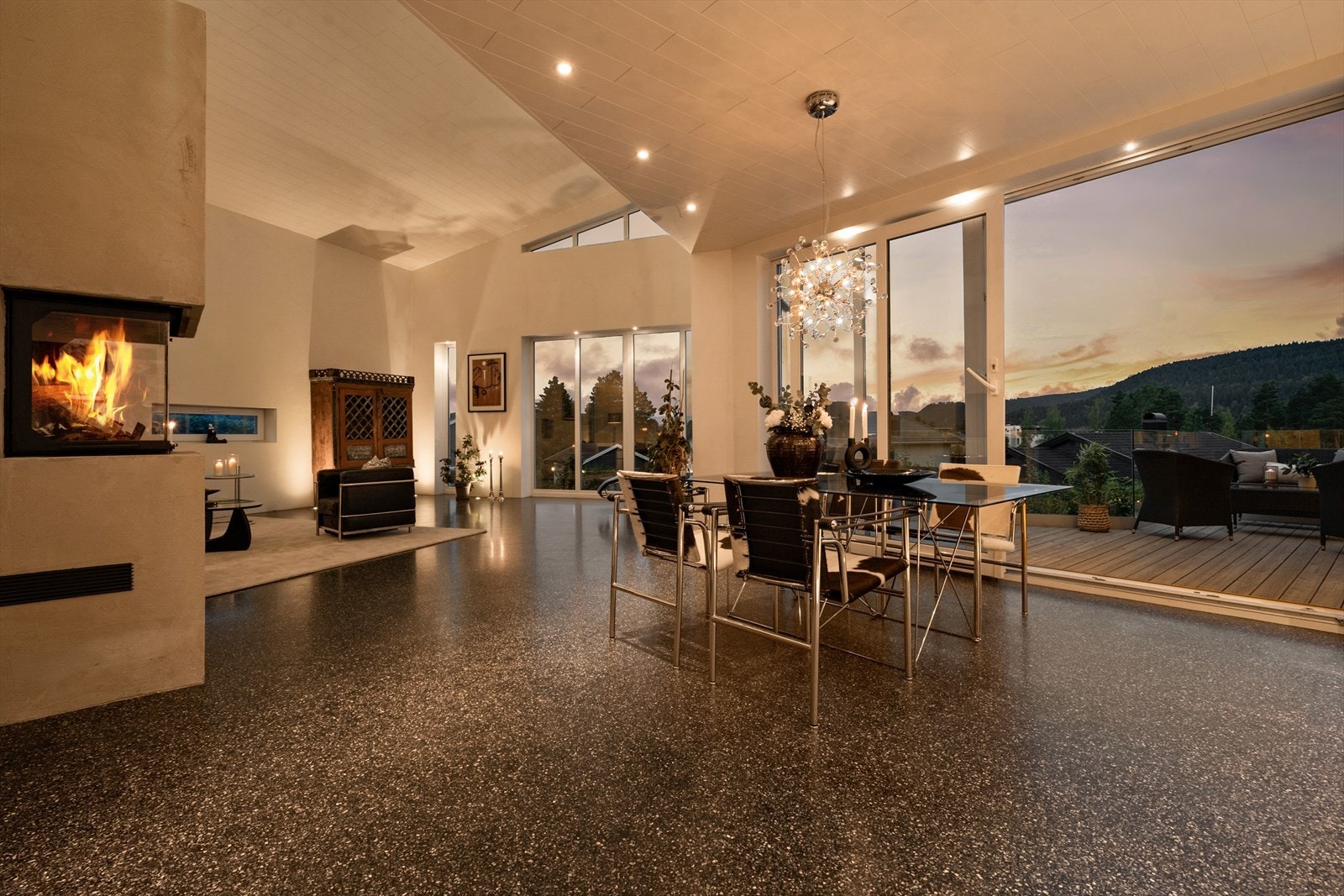 Hyggelig kveldsstemning i stuen. Galleribilde