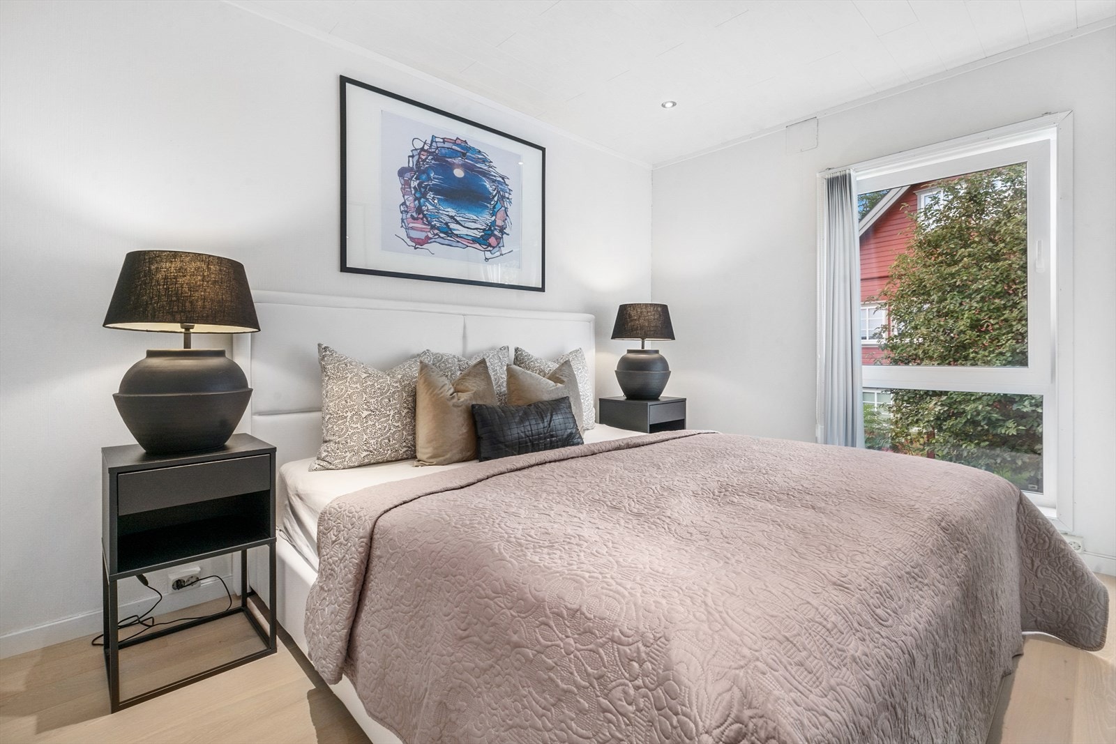 Pent innredet hovedsoverom med suiteløsning som har god plass til dobbeltseng med tilhørende nattbord. Galleribilde