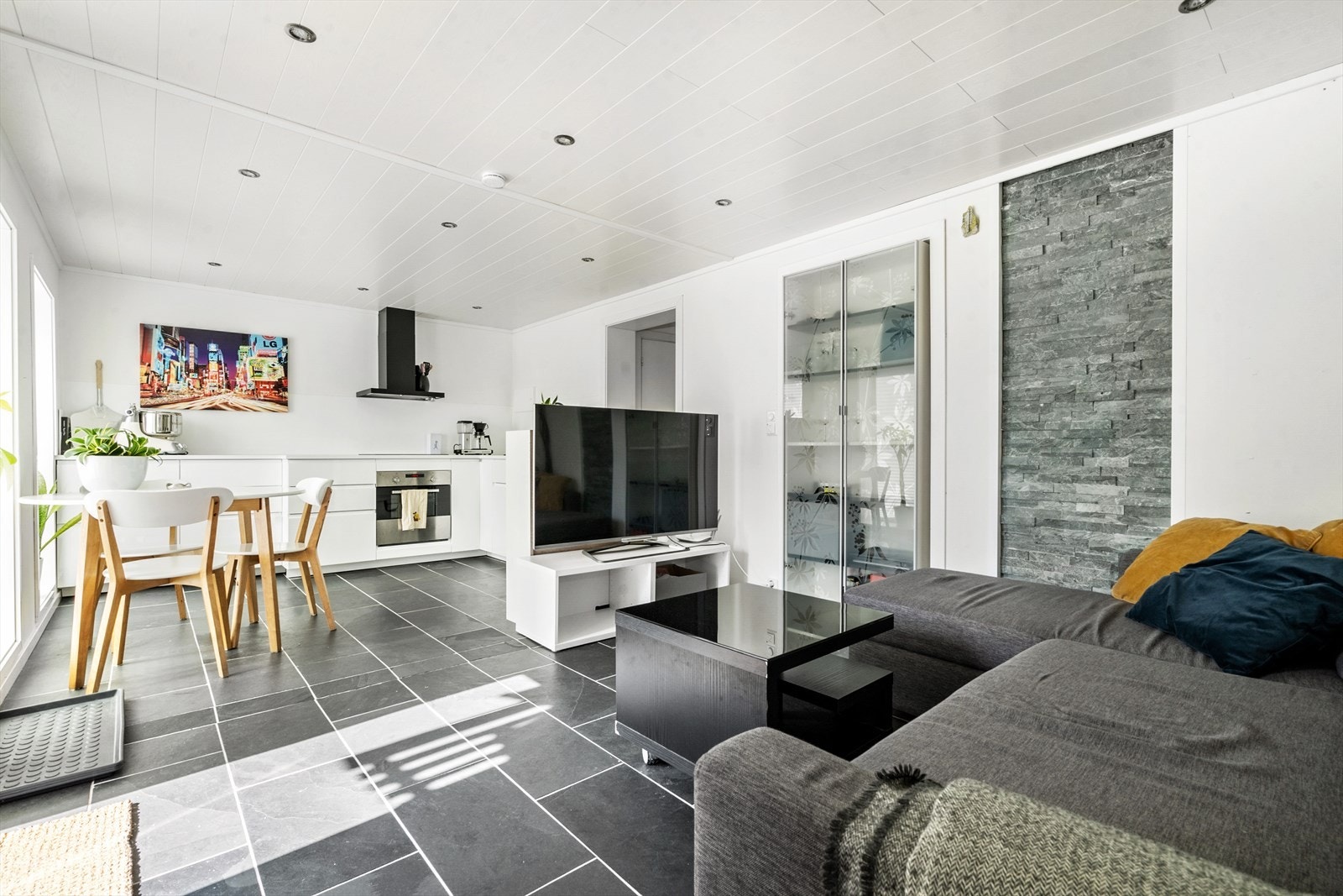 Boligen har en romslig hybel på 50 kvm som genererer gode utleieinntekter, den er leid ut for 11 000,- pr. mnd. Galleribilde