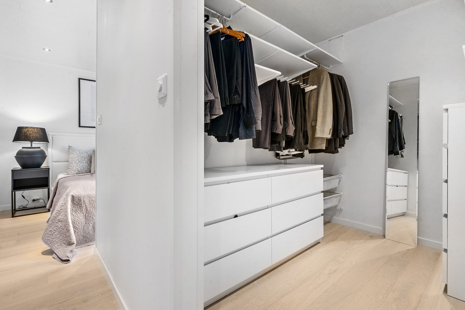 I tilknytning til soverommet ligger et høyst moderne bad og en praktisk walk-in closet med god plass til oppbevaring av klær og sko, eller det en selv måtte ønske. Galleribilde