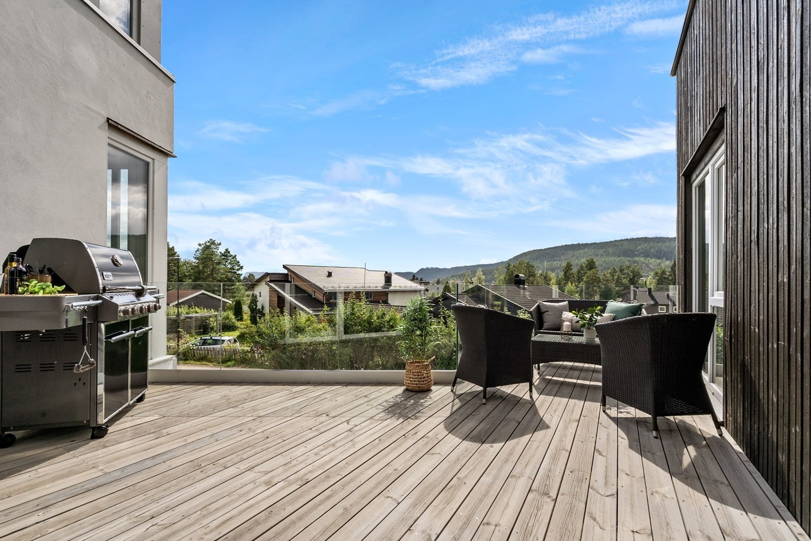 Lun og skjermet balkong med rom for utemøblement og grill. Galleribilde