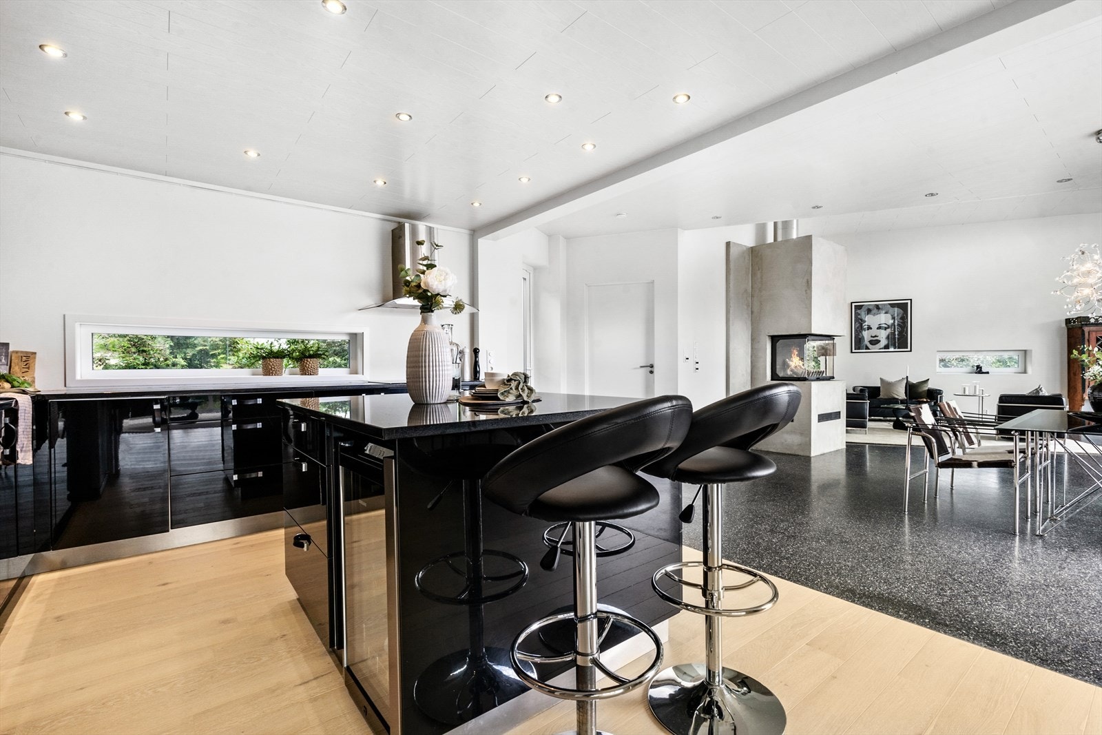 Kjøkkenet har en praktisk kjøkkenøy, der barna kan sitte å gjøre lekser mens en lager mat. Galleribilde