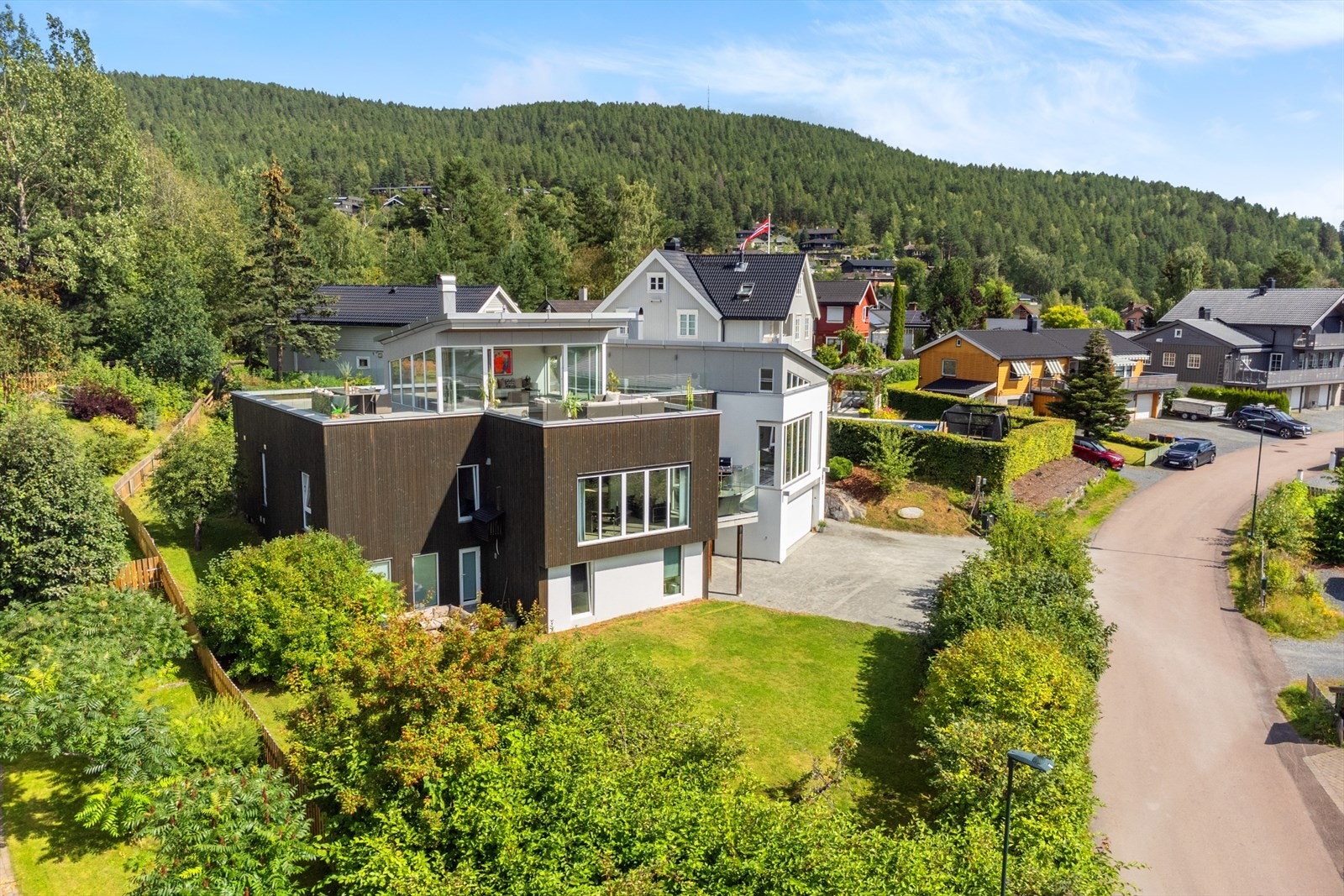 Velkommen til Falsens vei 14! En stor og arkitektonisk enebolig på hele 368 kvm og 145 kvm terrasse og balkongarealer i funkisstil med stilren utforming. Galleribilde