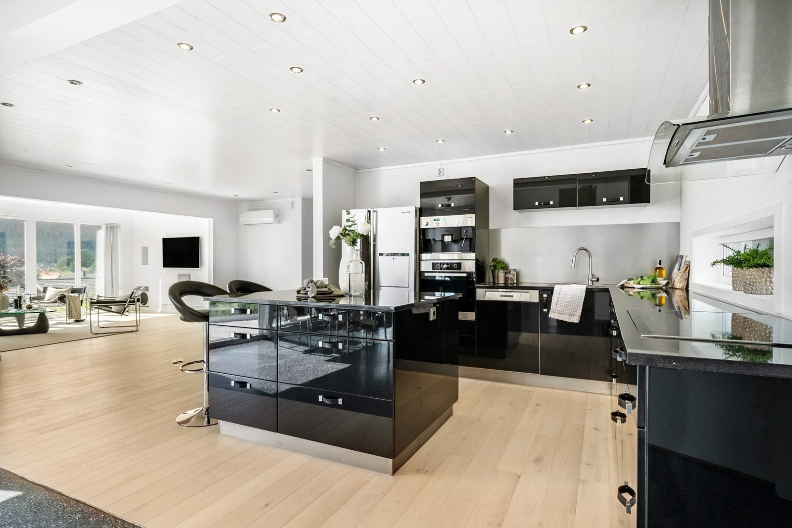 Kjøkkenet er utstyrt med hvitevarer av høy kvalitet som induksjon platetopp, stekeovn, kaffemaskin, kjøl/fryseskap, oppvaskmaskin og vinskap. Galleribilde