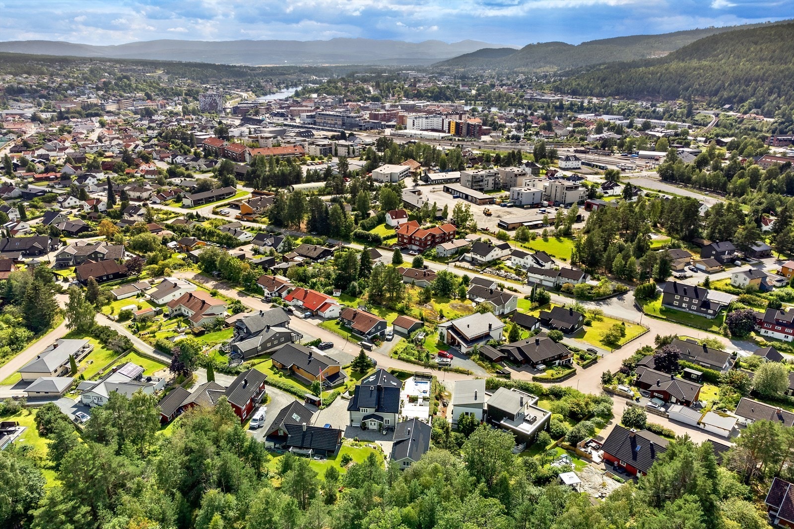 Boligen ligger svært sentralt, og det er kort gangavstand til både bussholdeplass og Kongsberg sentrum med togstasjon og knutepunkt. Galleribilde