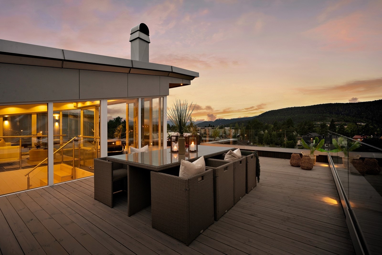 Lekker og vesentlig oppgradert enebolig med høy standard beliggende i svært attraktivt strøk på Raumyr. Galleribilde