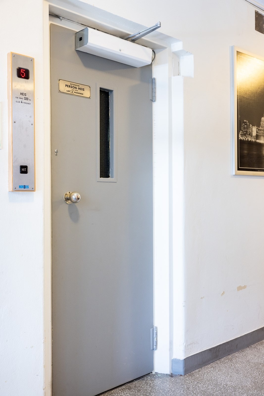 Leiligheten ligger i byggets 3. etasje og har heisadkomst. Galleribilde