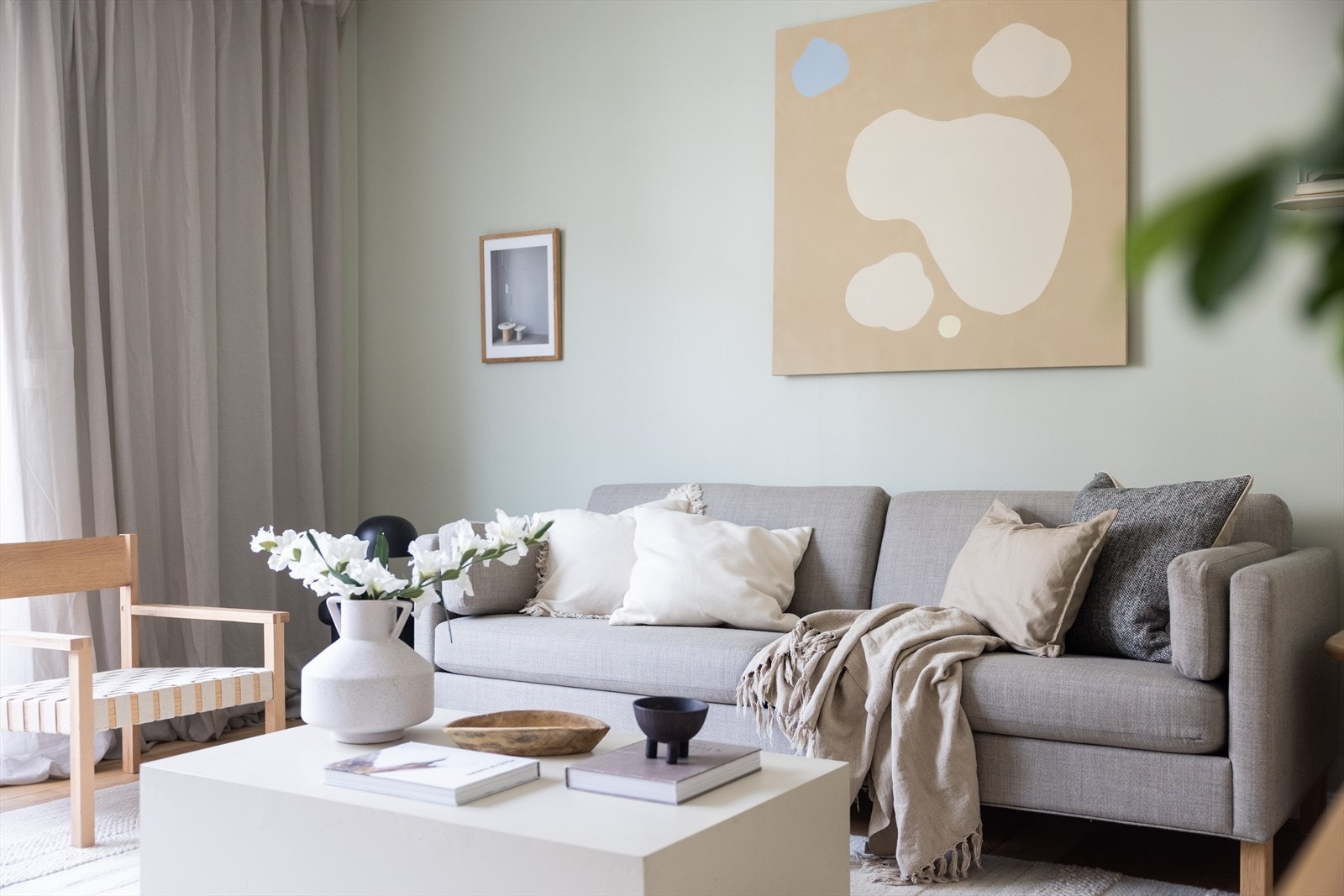 Naturlig plass til sofa, sofabord og TV-møblement i motsatt ende av stuen. Galleribilde