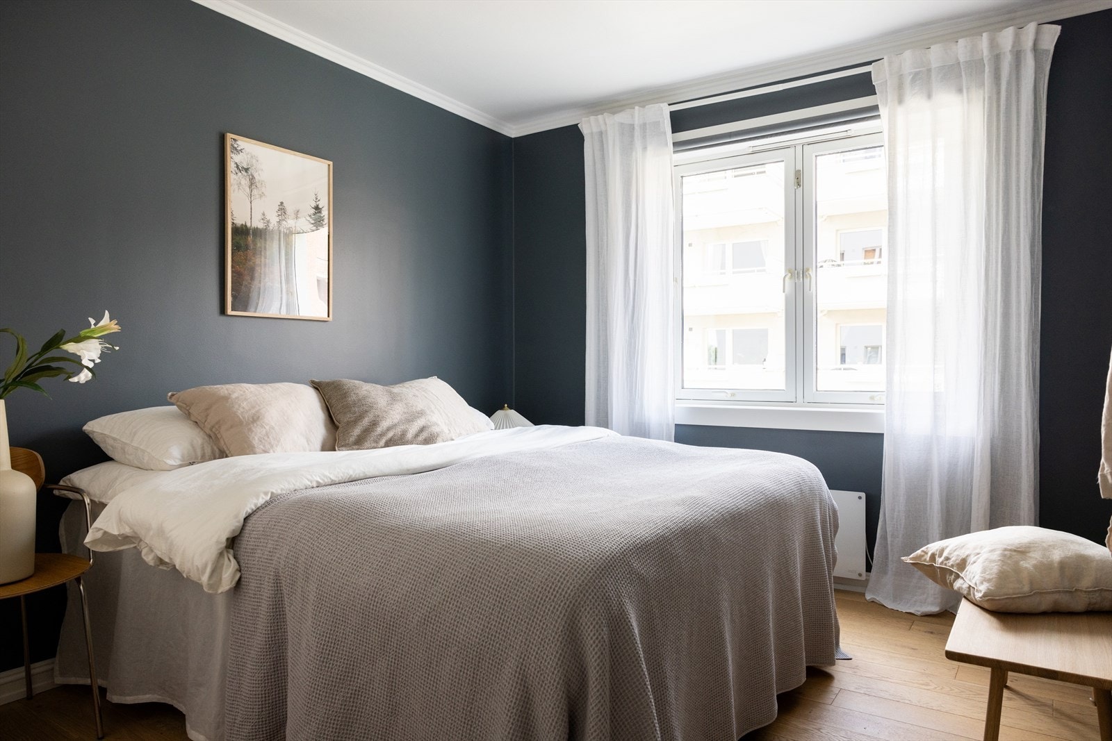 Soverom med plass til dobbeltseng, nattbord og garderobeskap. Galleribilde