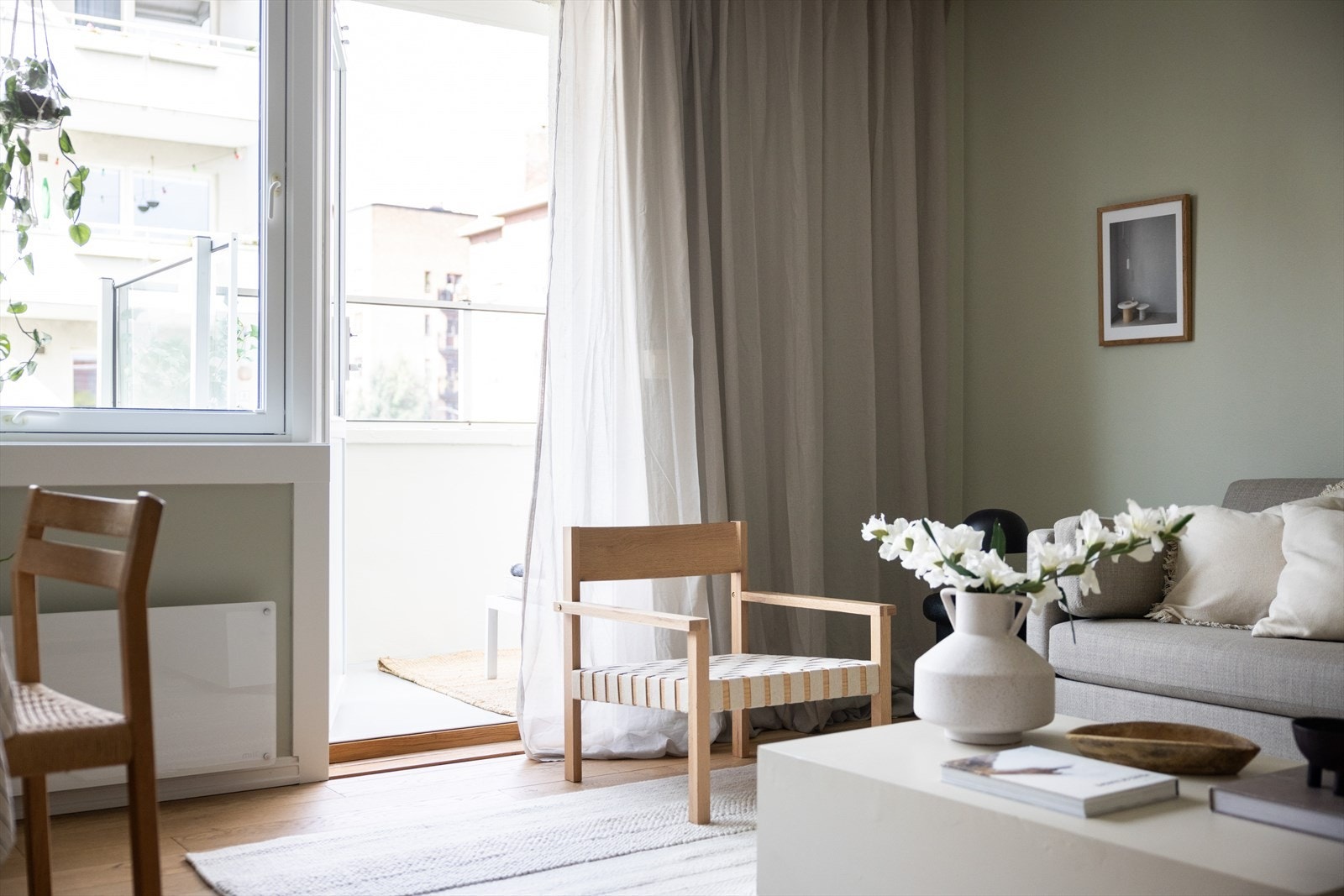 Utgang fra stuen til en herlig balkong. Galleribilde