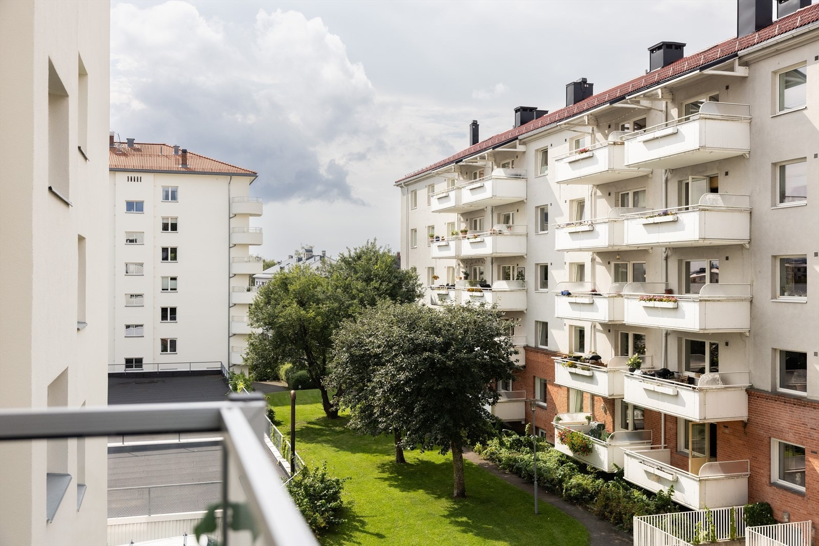 Hyggelig utsikt fra begge sider av balkongen. Balkong, stue og soverom vender mot dette rolige boligområdet. Galleribilde