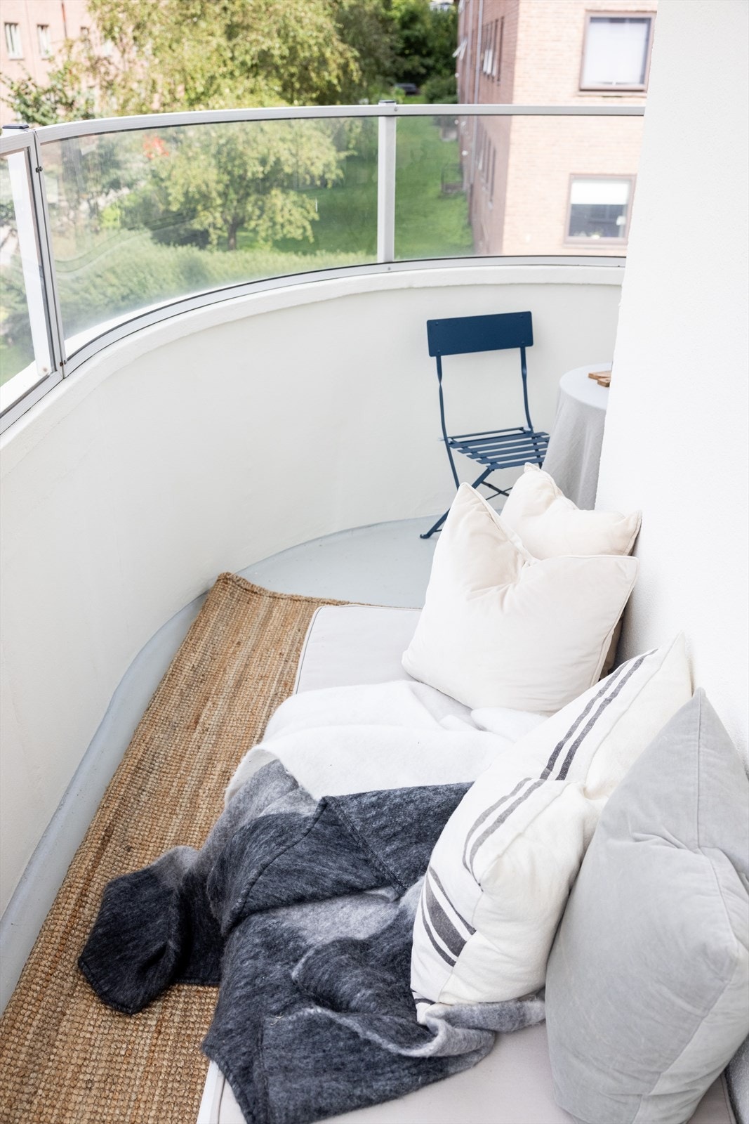 Plass til sofagruppe og lite spisebord på balkong. Galleribilde
