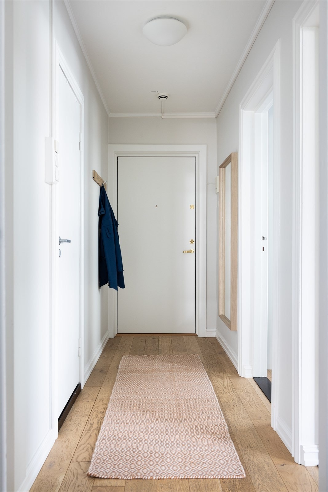 Det er plass til ytterjakker og sko i gang. Galleribilde