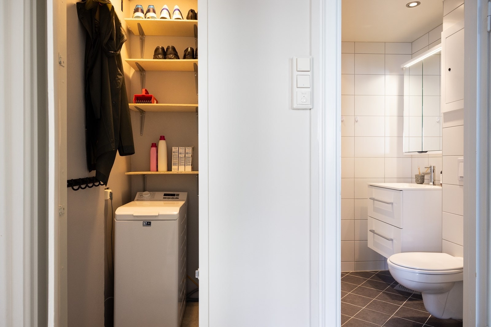Det er laget opplegg til vaskemaskin i kott, rett ved siden av badet. Galleribilde