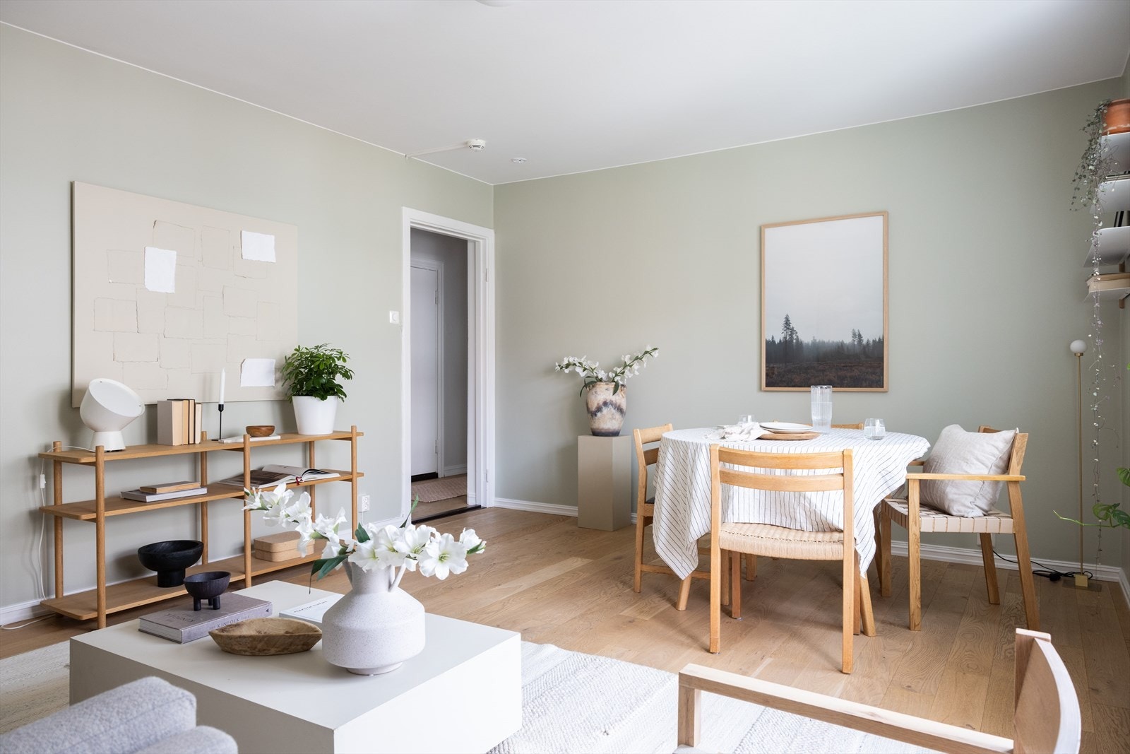 De store vindusflatene gir godt med naturlig lys. Galleribilde