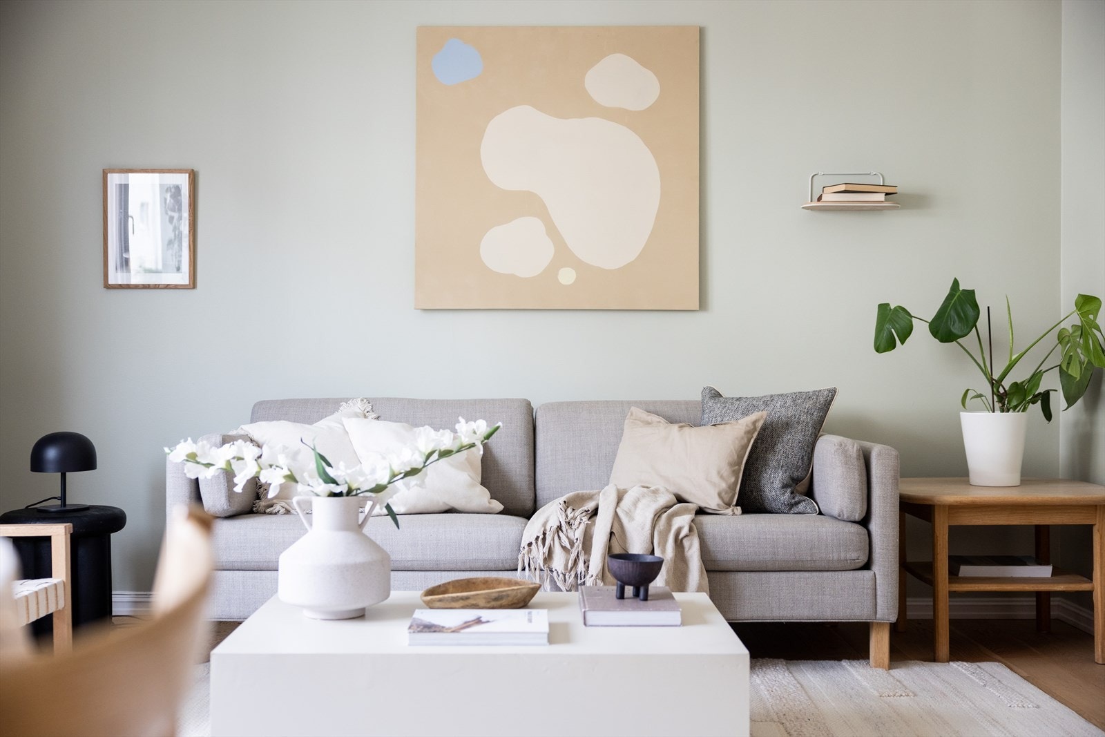 Leiligheten har malte vegger i moderne farger og enstavsparkett på gulv. Galleribilde