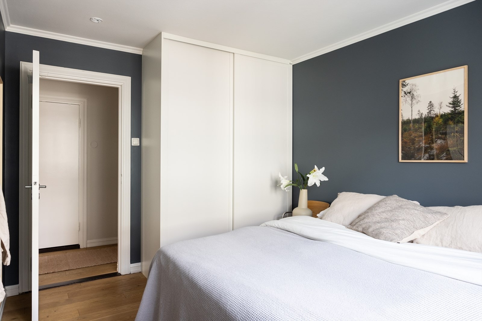 Praktisk med stor skyvedørsgarderobe. Galleribilde