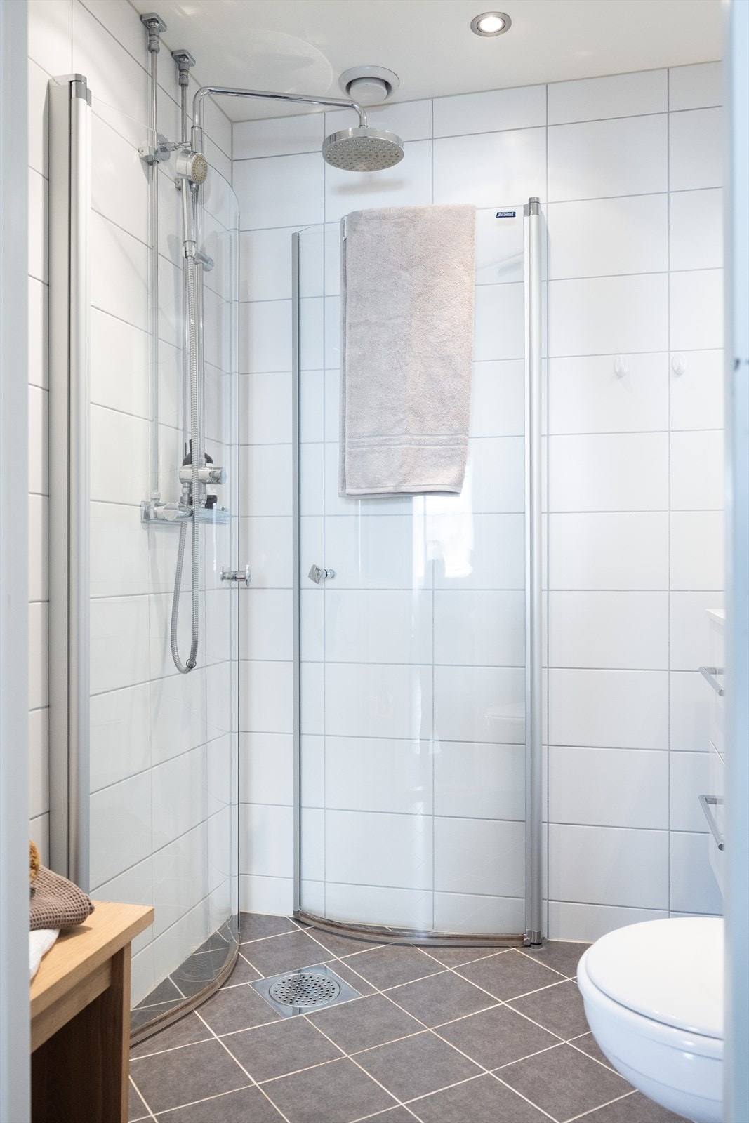 Dusj med innfellbare dusjdører. Downlights i tak og gulvvarme. Galleribilde