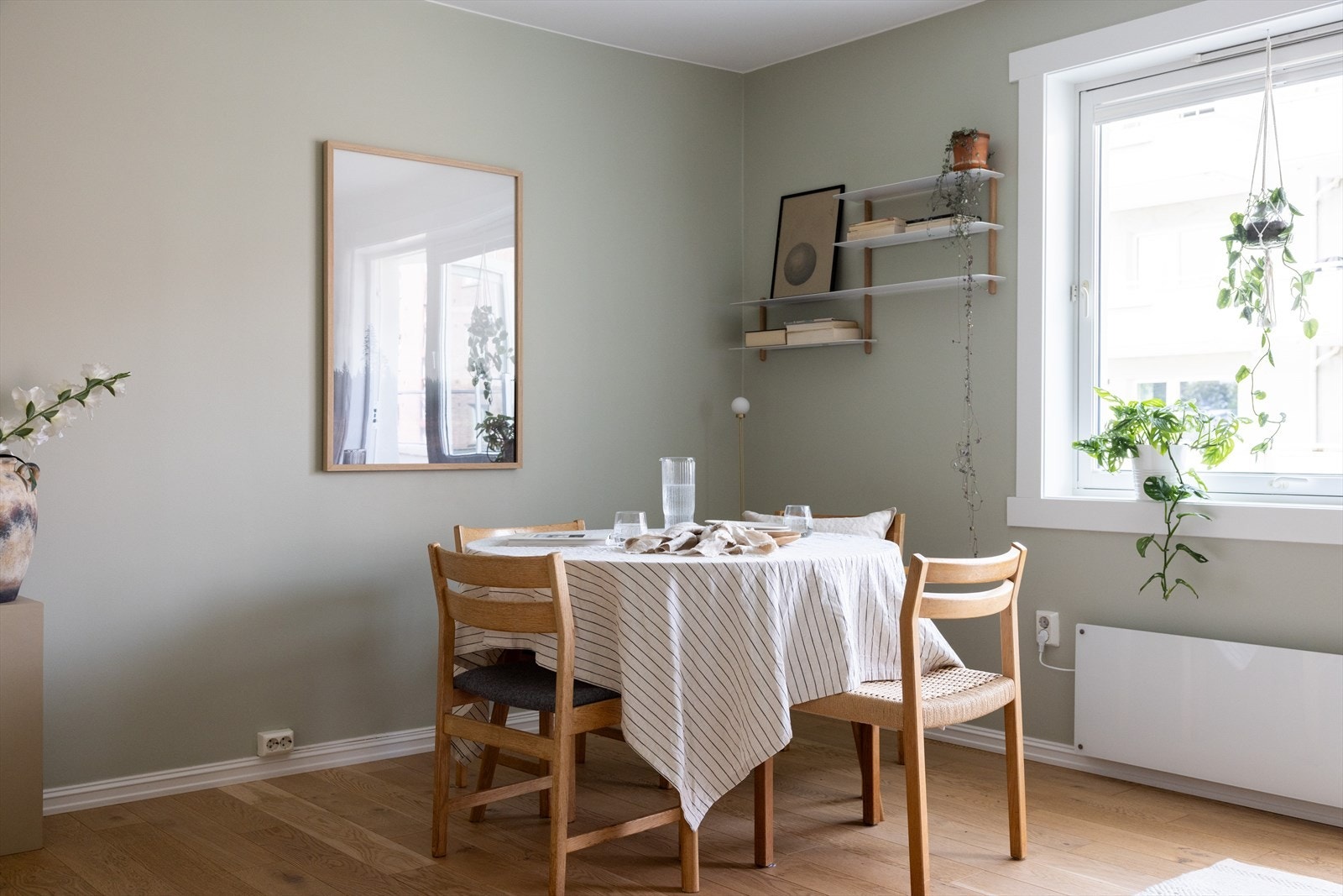 Her har man god plass til stort spisebord. Galleribilde