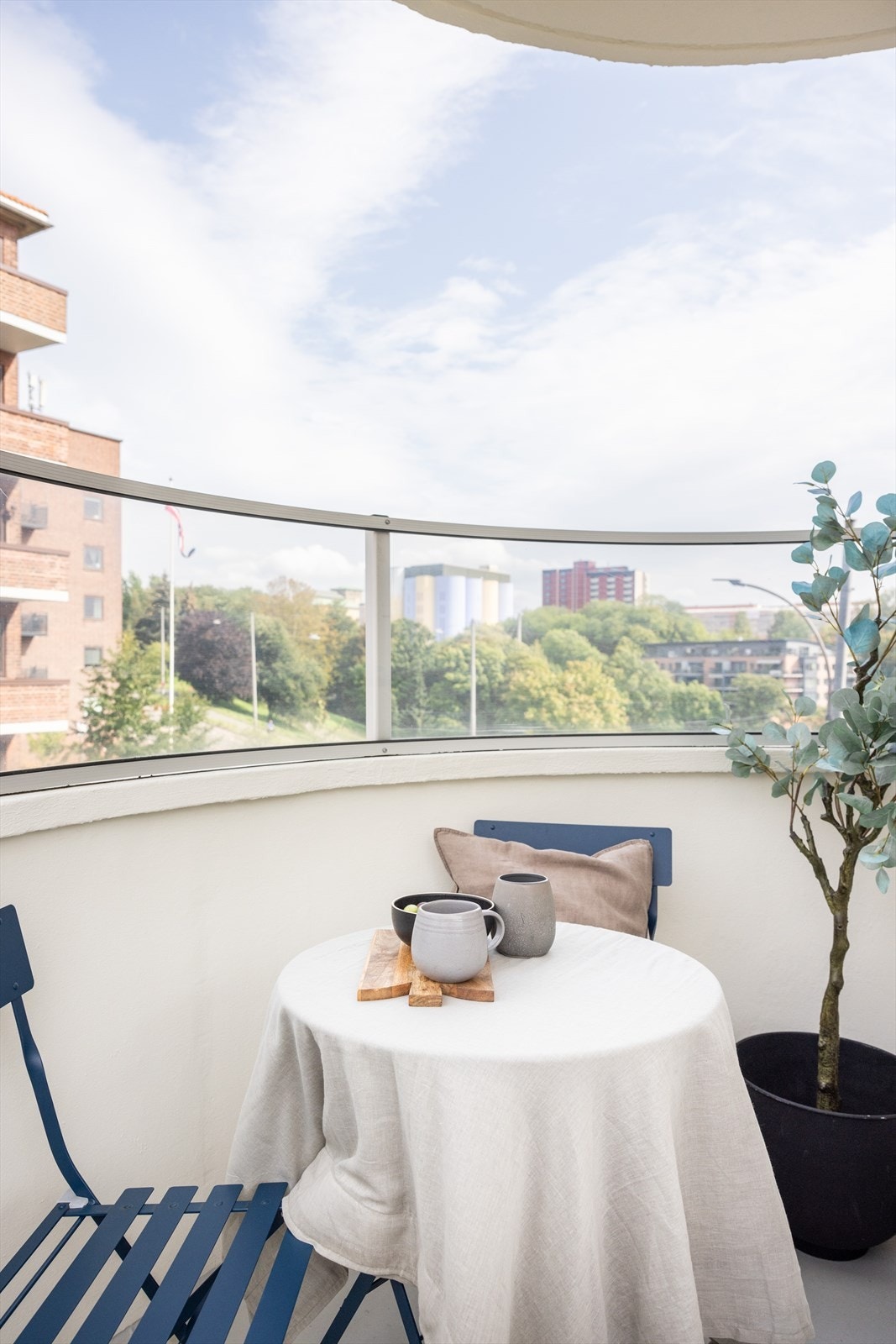 Plass til sofagruppe og lite spisebord på balkong. Galleribilde